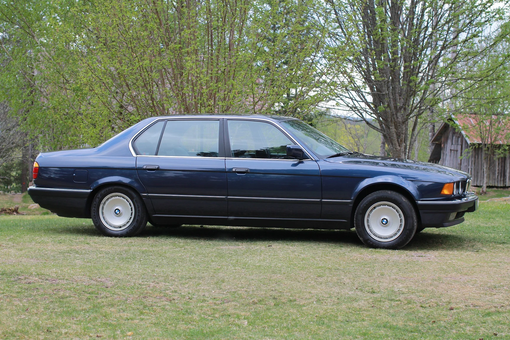 Exterior image of 1989 BMW 750iA (34)