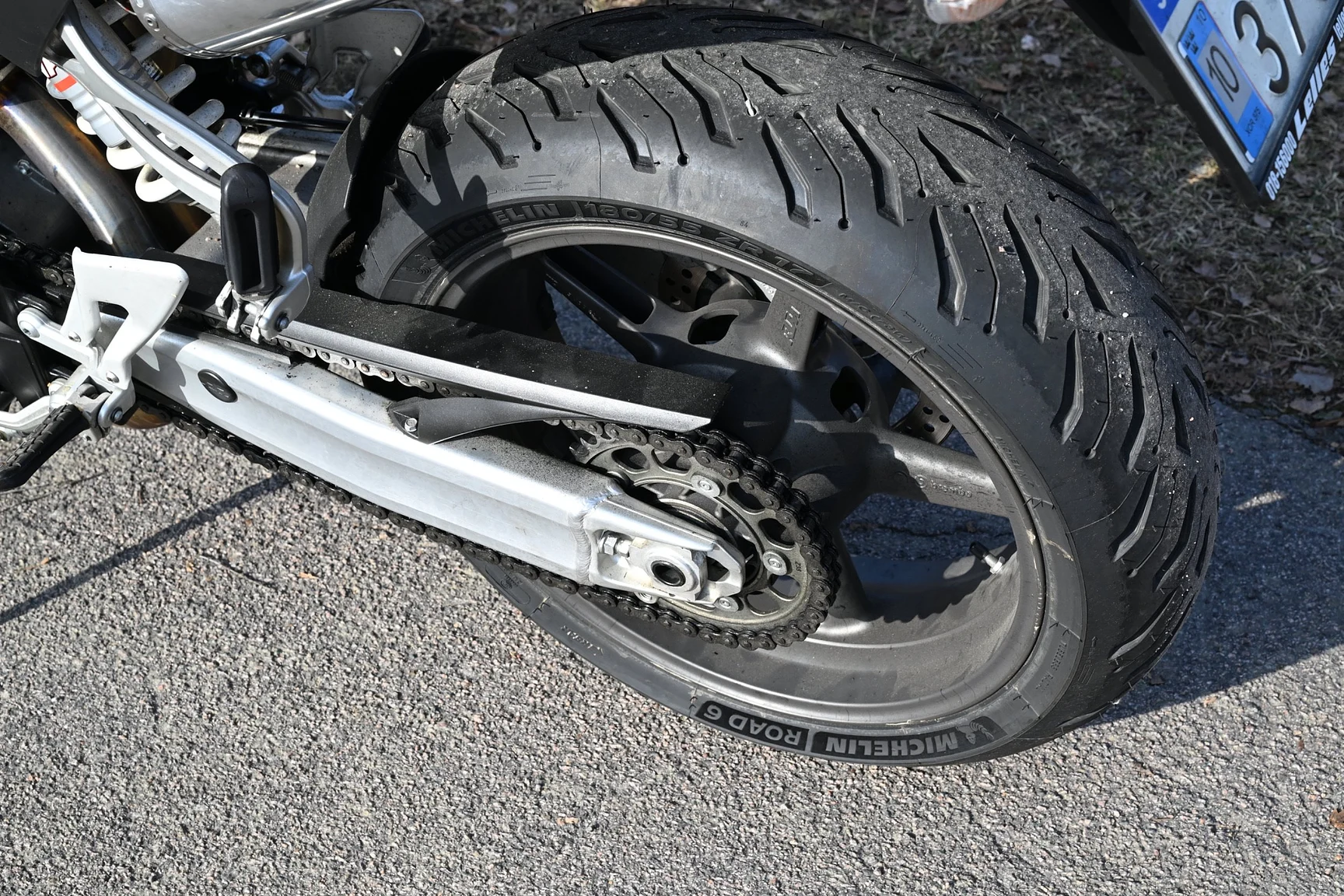 Exteriörbild på 2005 KTM 990 Super Duke (15)