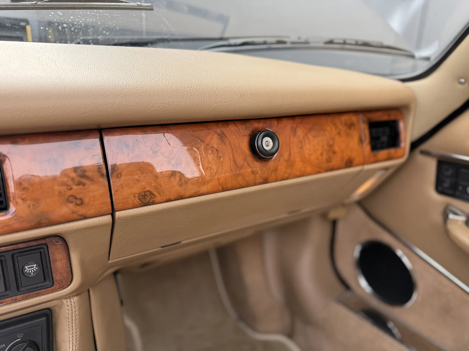 Interior image of 1993 Jaguar XjS Cabriolet (14)