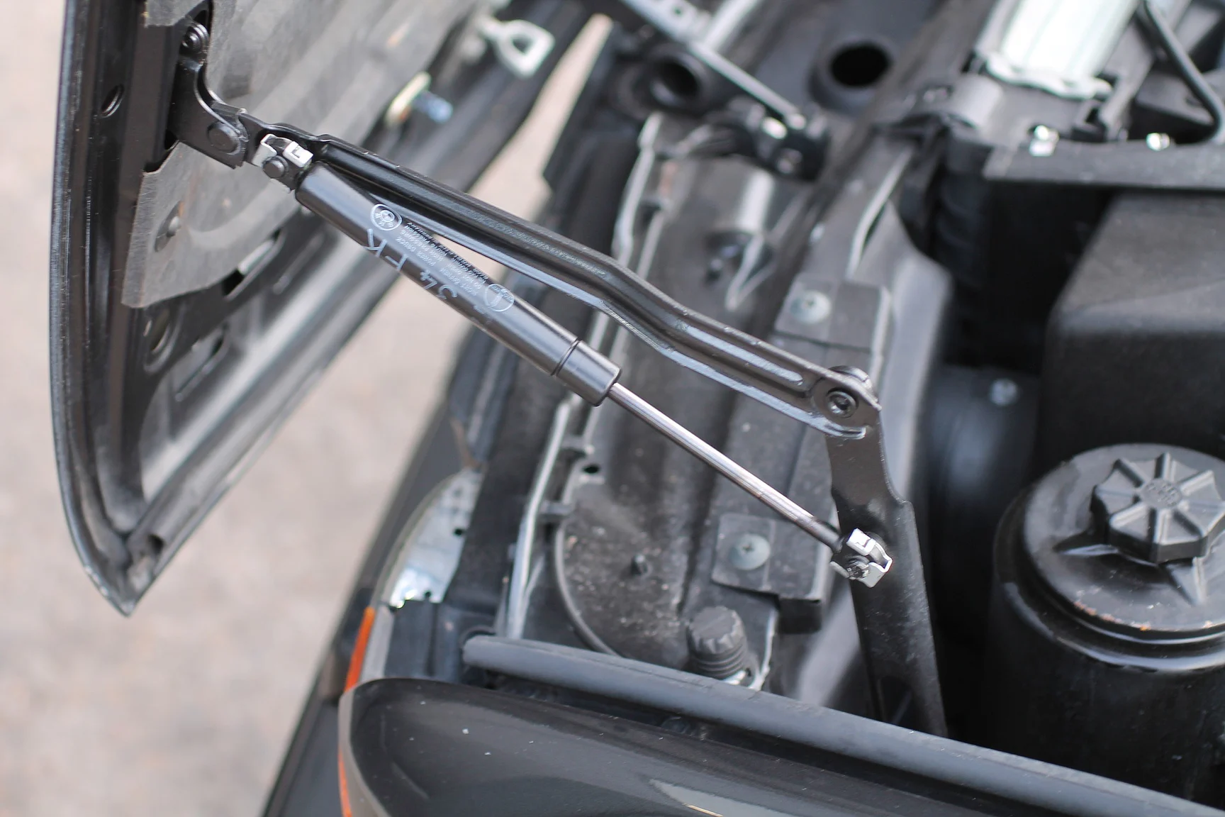 Image of 1993 BMW E34 M5 Touring  (29) mechanics