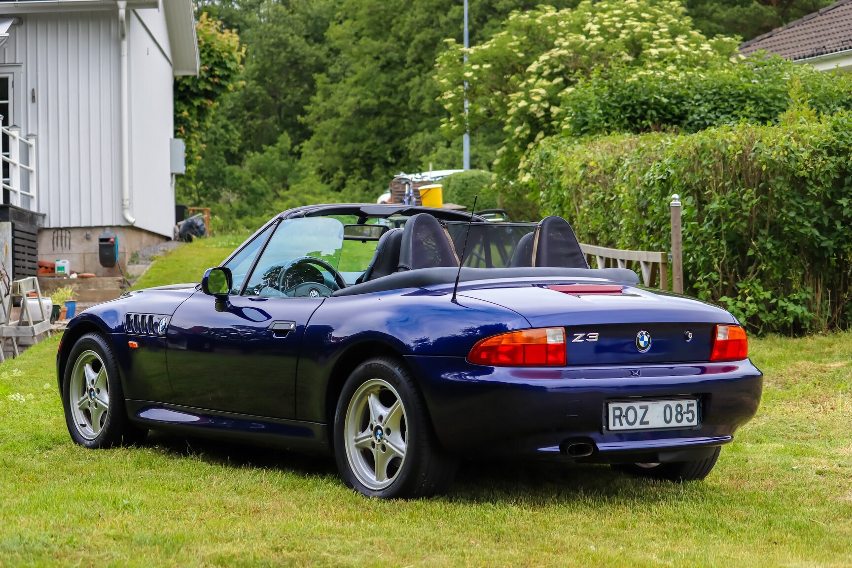 Exterior image of 1999 BMW Z3 1.9i