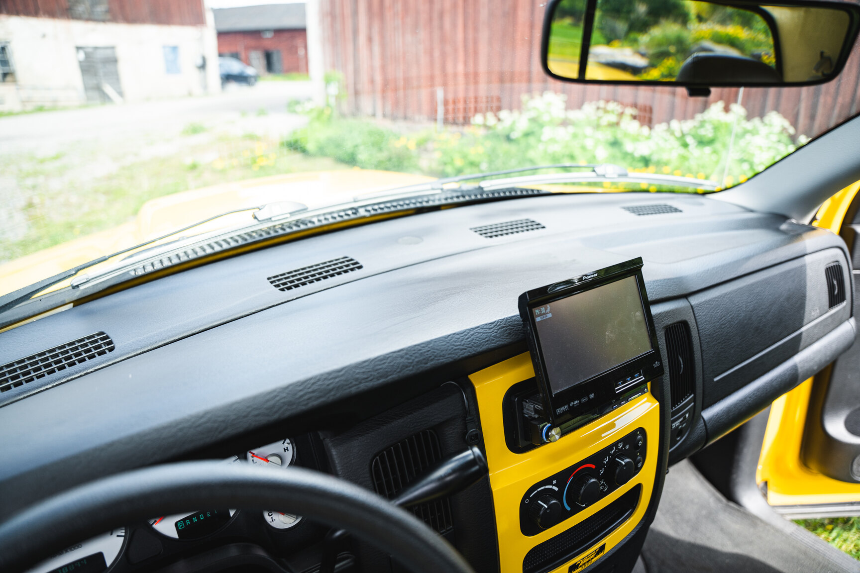 Innenraumfoto von 2005 Dodge Ram 1500 Bumble Bee