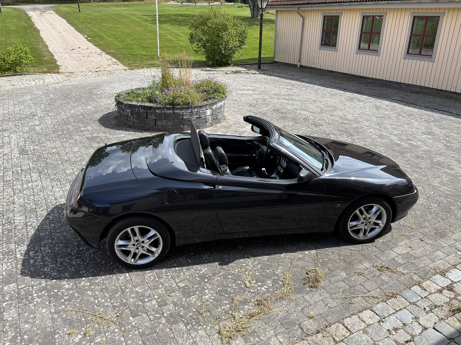 Exterior image of 2000 Alfa Romeo Spider 2.0 T.Spark 16V