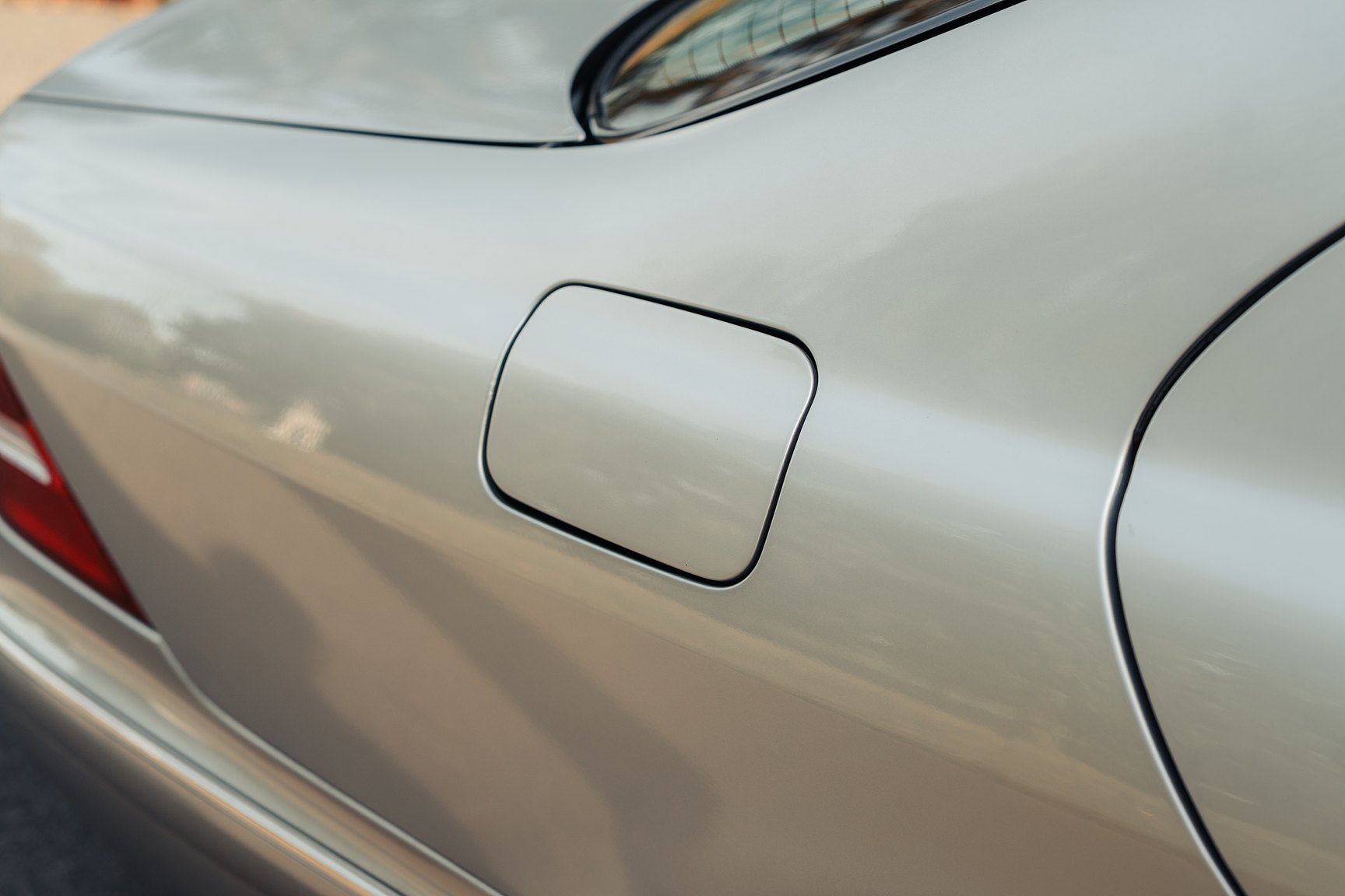 Exterior image of 1999 Mercedes-Benz S 320
