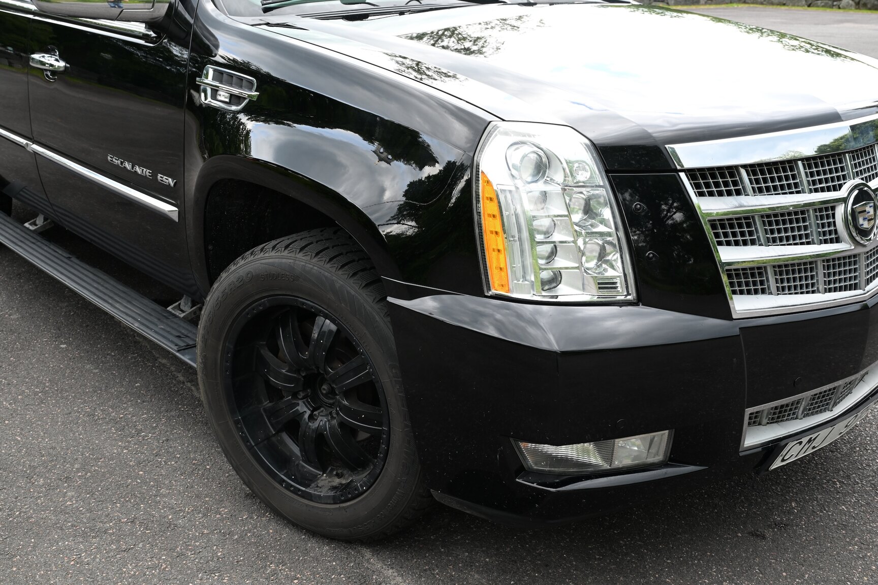 Exterior image of 2010 Cadillac Escalade ESV 6.2 Flexfuel