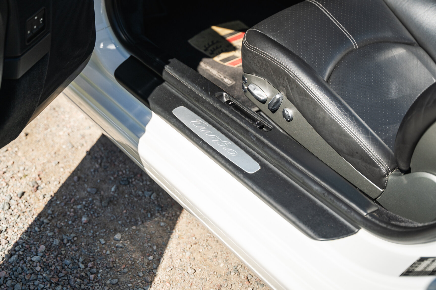 Interior image of 2008 Porsche 911 Turbo Cabriolet (13)
