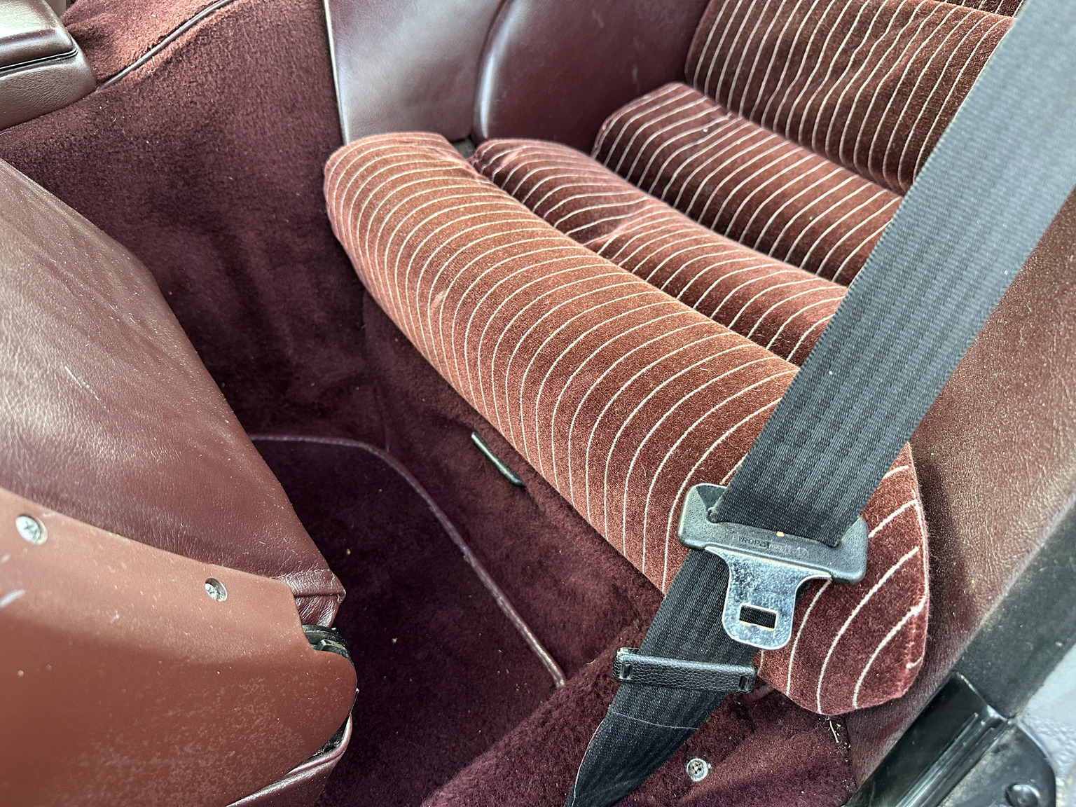 Interior image of 1985 Porsche 928 (27)