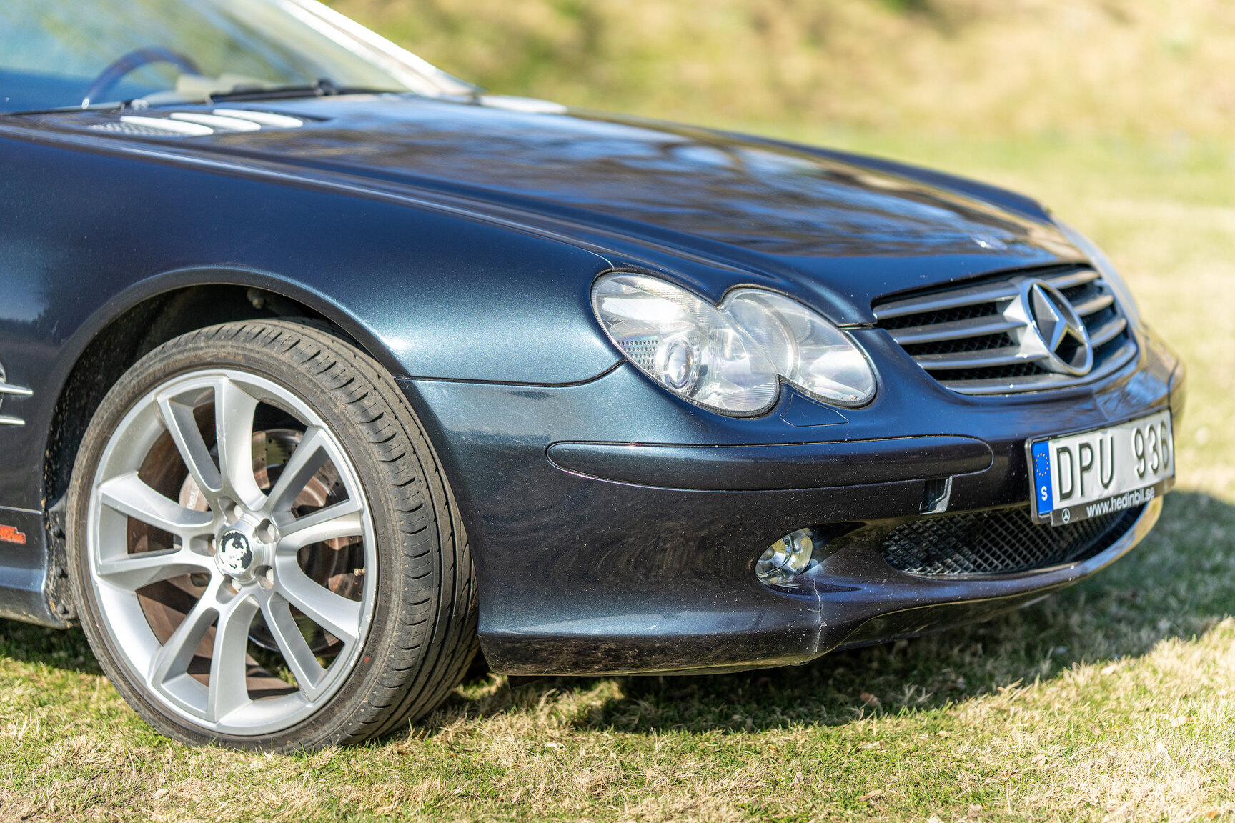 Exterior image of 2002 Mercedes-Benz SL 500