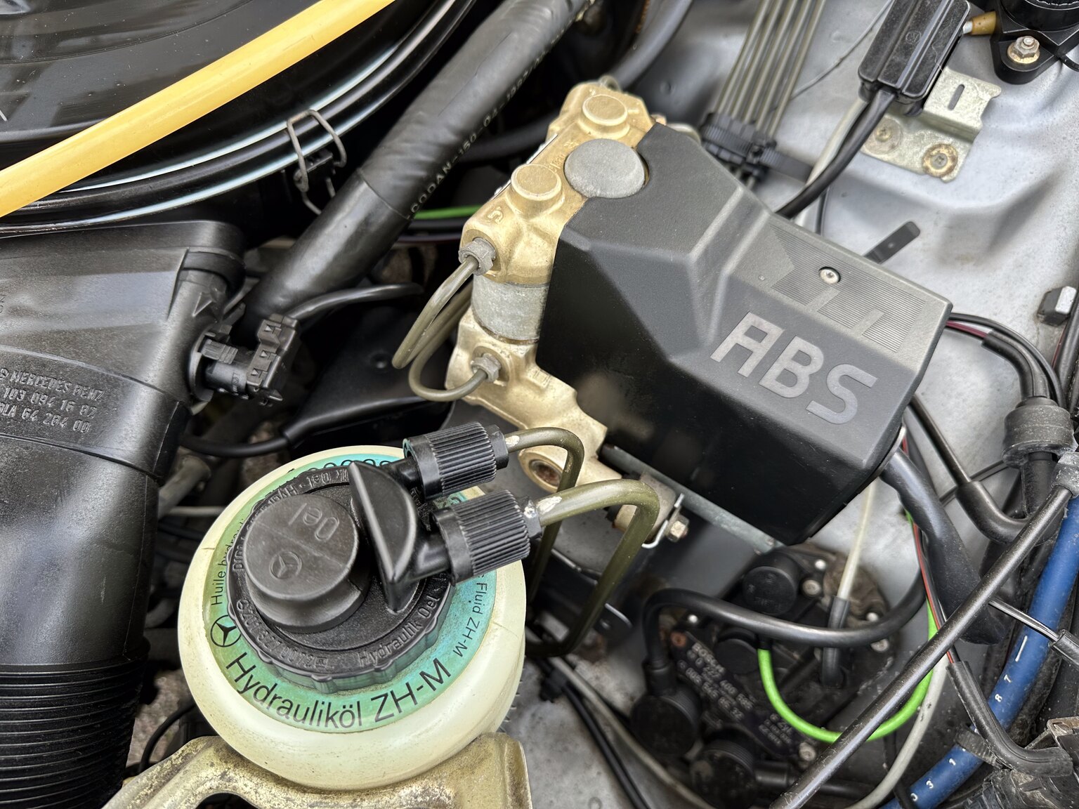 Image of 1987 Mercedes 300 SE mechanics