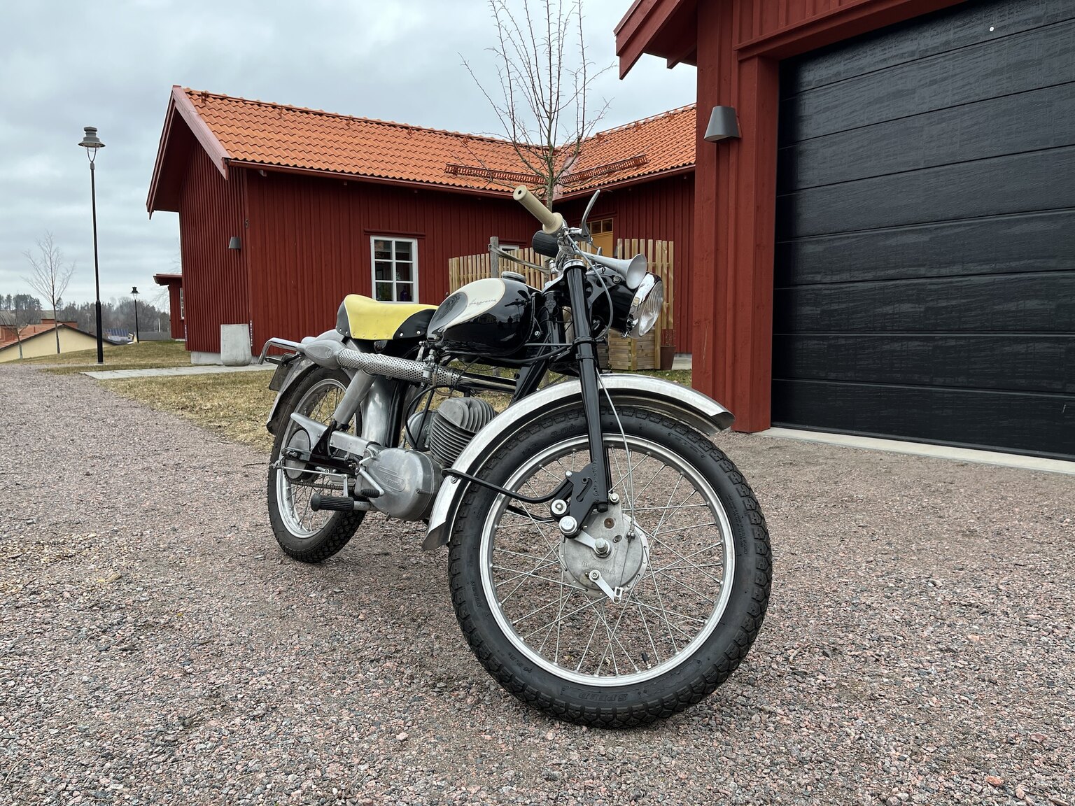 Exteriörbild på 1958 Husqvarna 283 "Guldpilen"