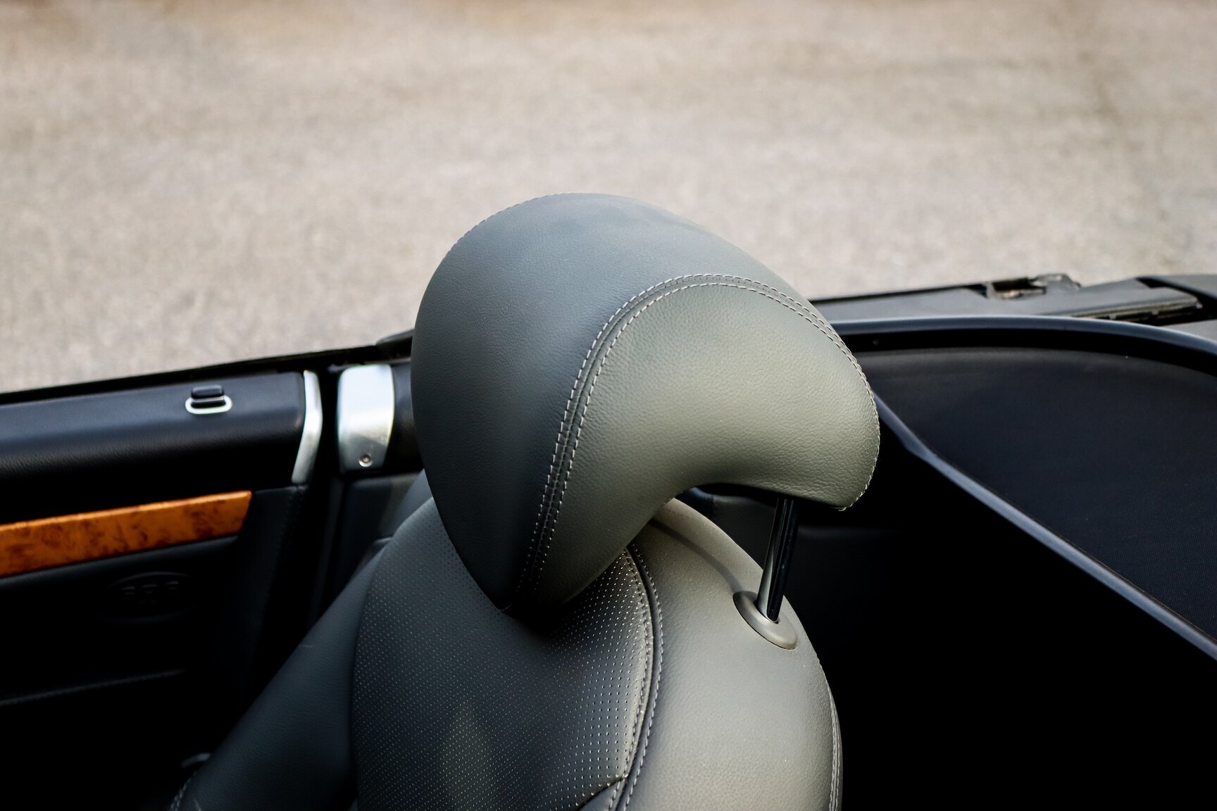 Interior image of 2006 Mercedes-Benz SL 500