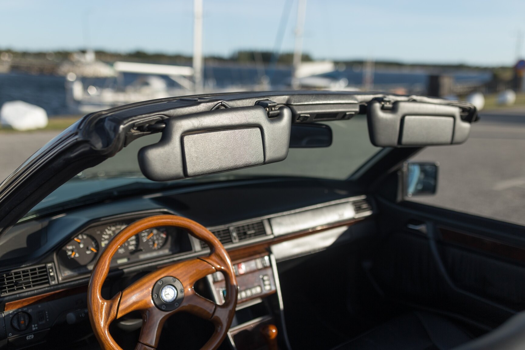 Innenraumfoto von 1993 Mercedes-Benz 300 CE-24 Cabriolet