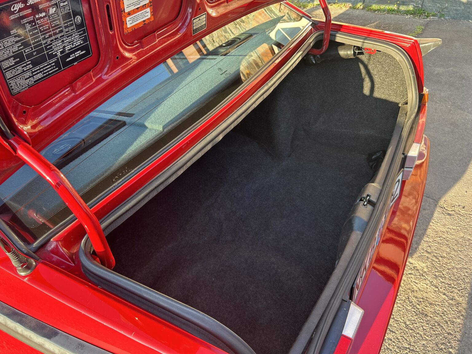 Interior image of 1988 Alfa Romeo 75 (27)