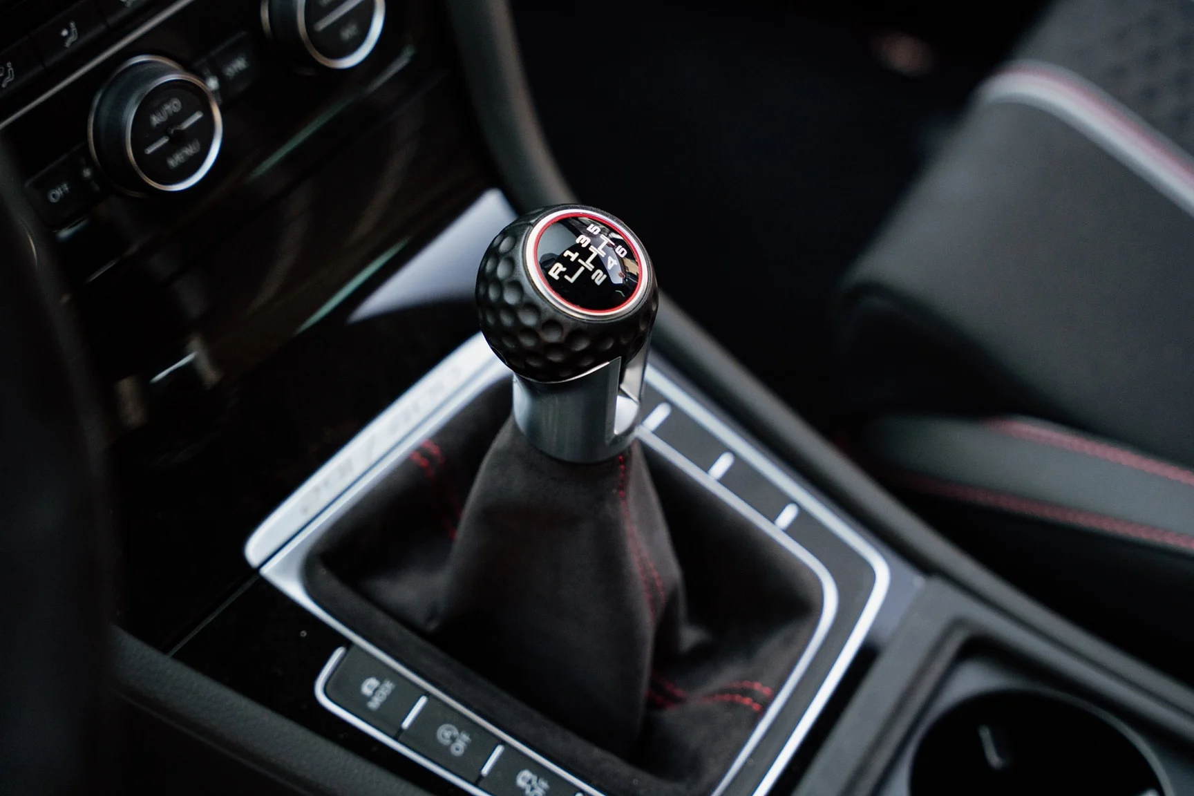 Interior image of 2016 Volkswagen Golf GTi Clubsport S - no. 291/400 (21)