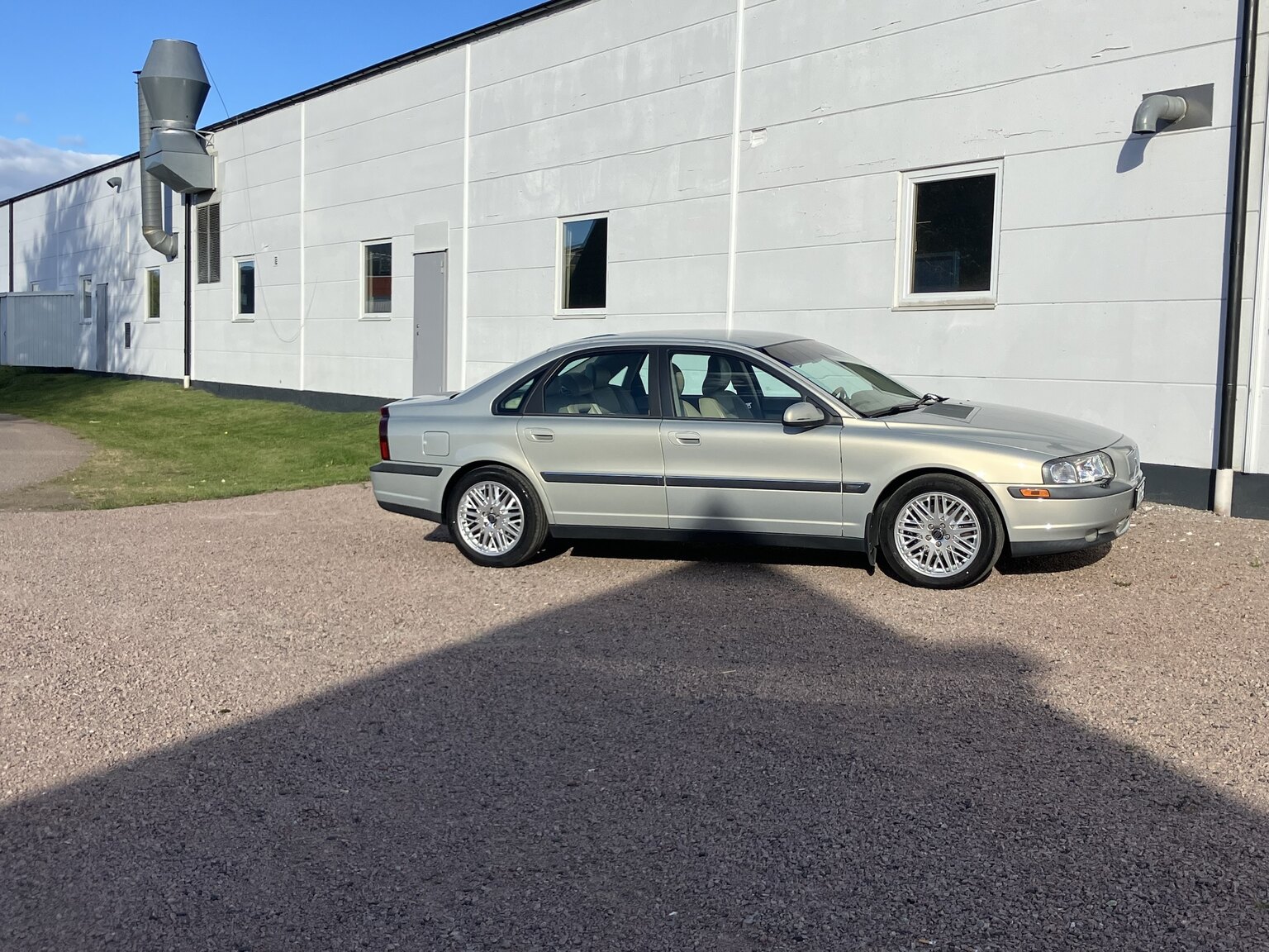 Exterior image of 1999 Volvo S80