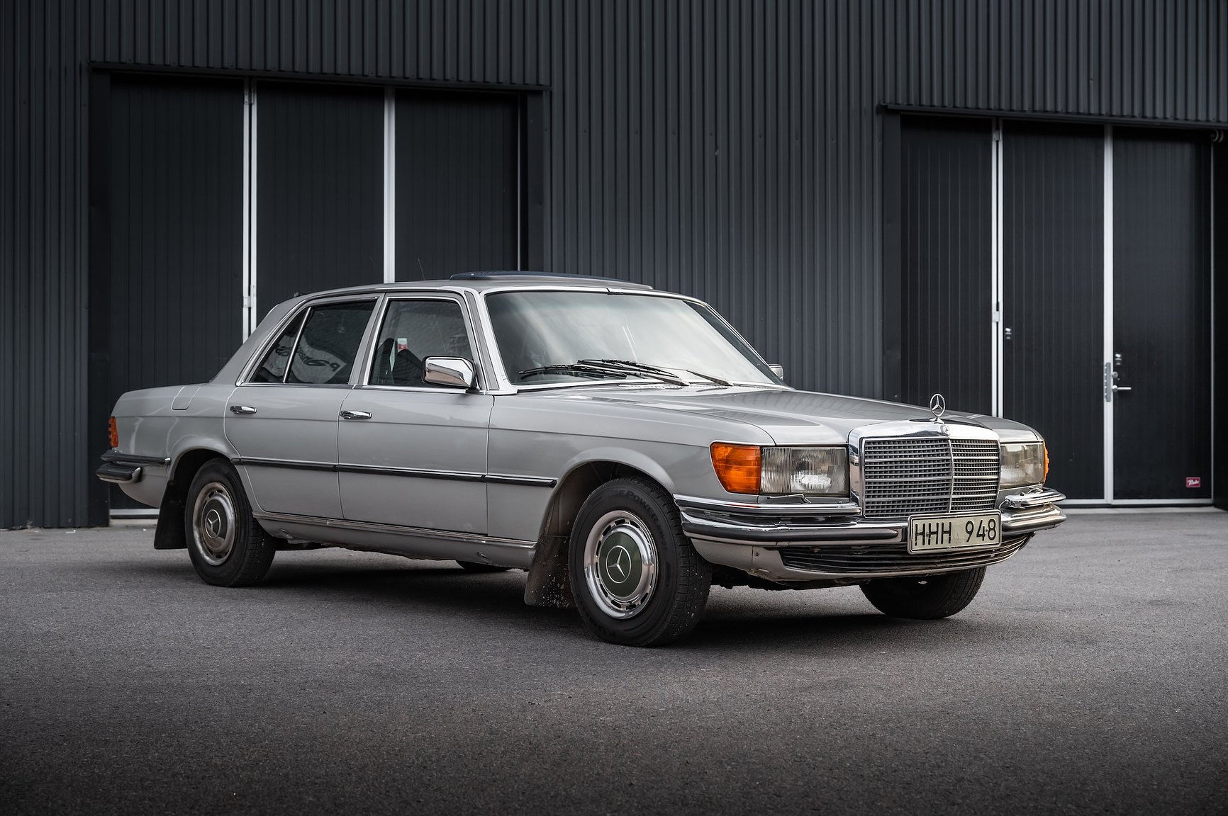 Interior image of 1975 Mercedes-Benz 280 SE 