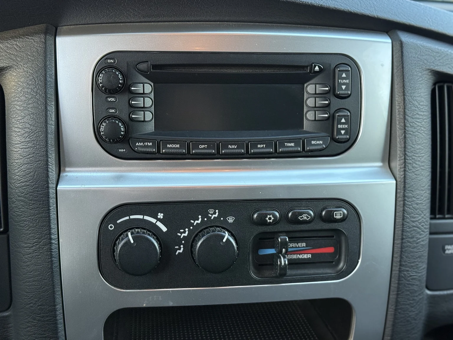 Interior image of 2004 Dodge Ram SRT-10 (23)