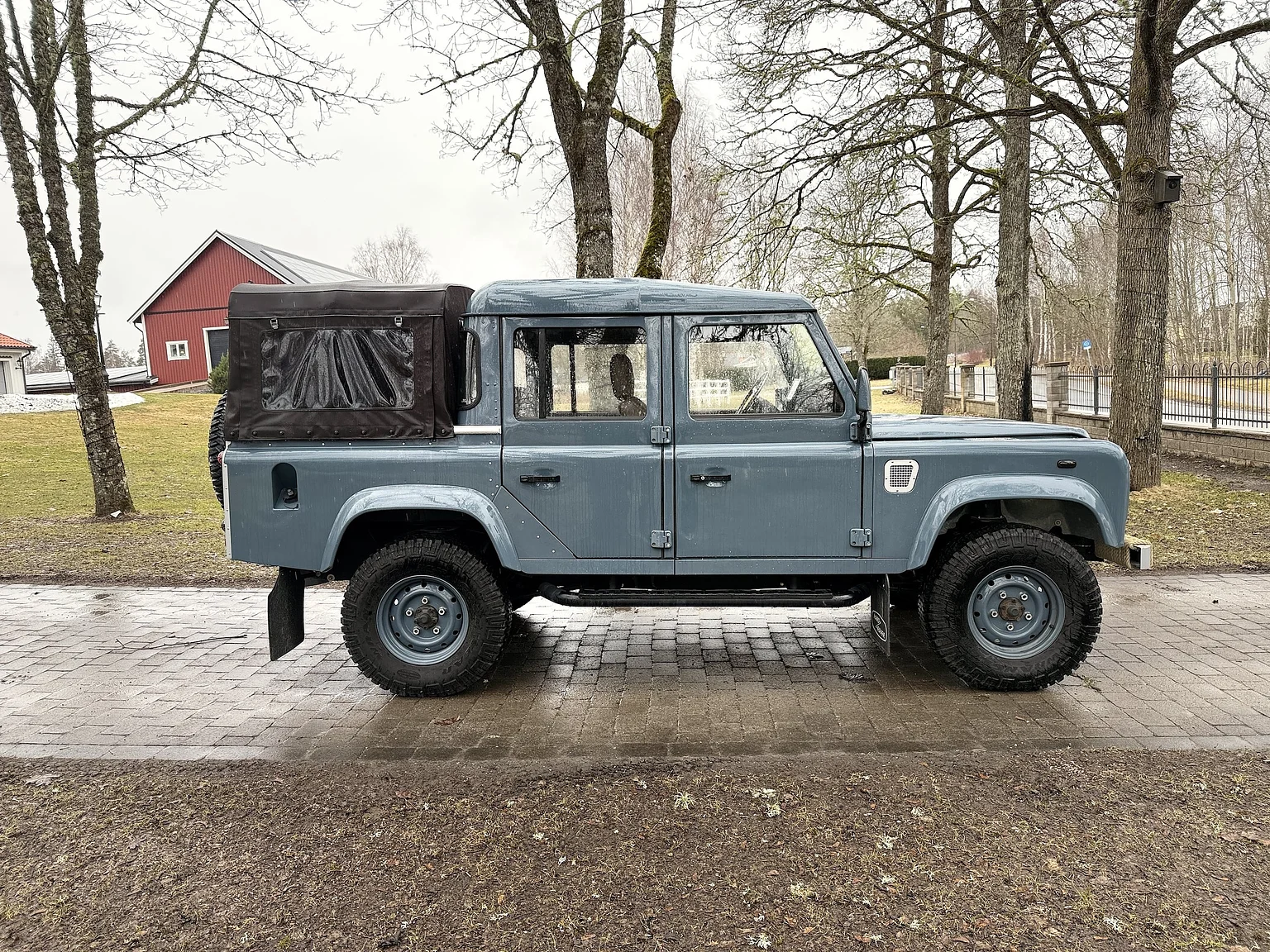 Exteriörbild på 2000 Land Rover Defender 110 C (3)