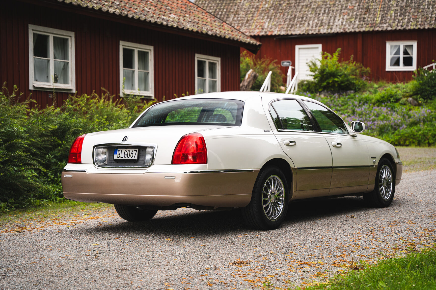 Exterior image of 2003 Lincoln Town Car