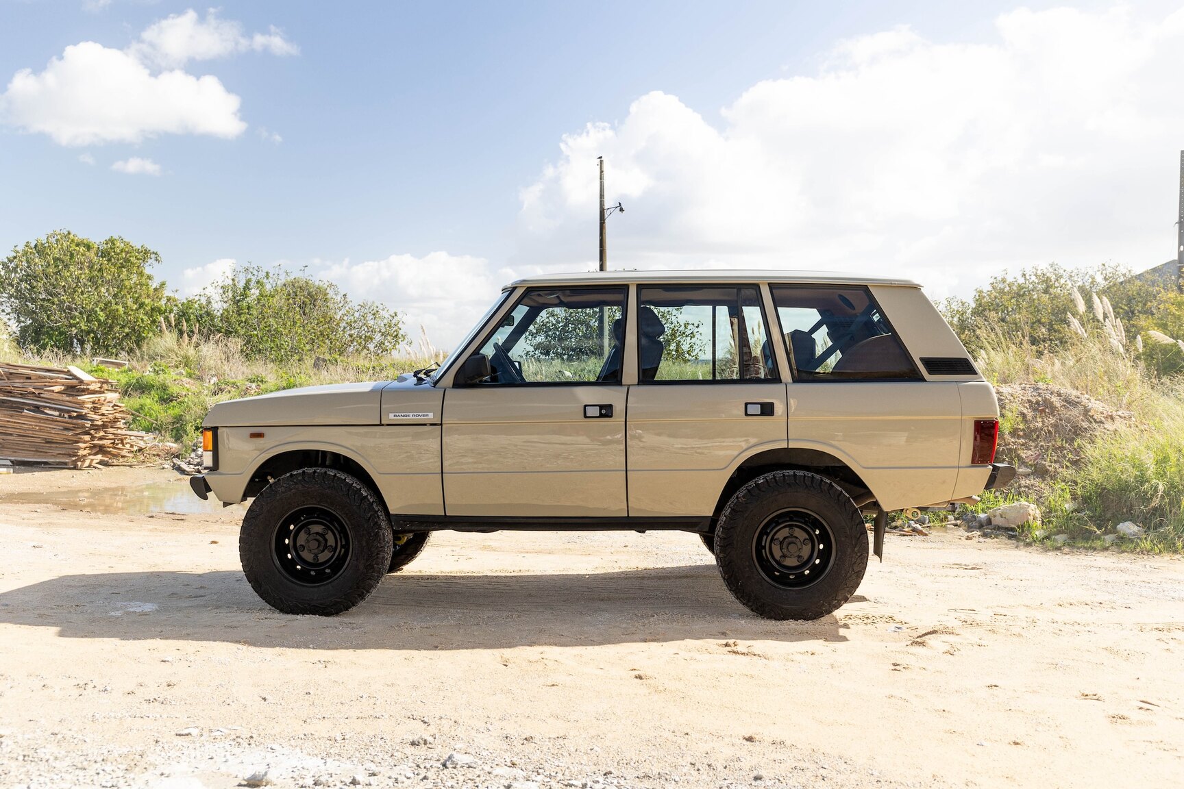Exteriörbild på 1991 Range Rover Restomod