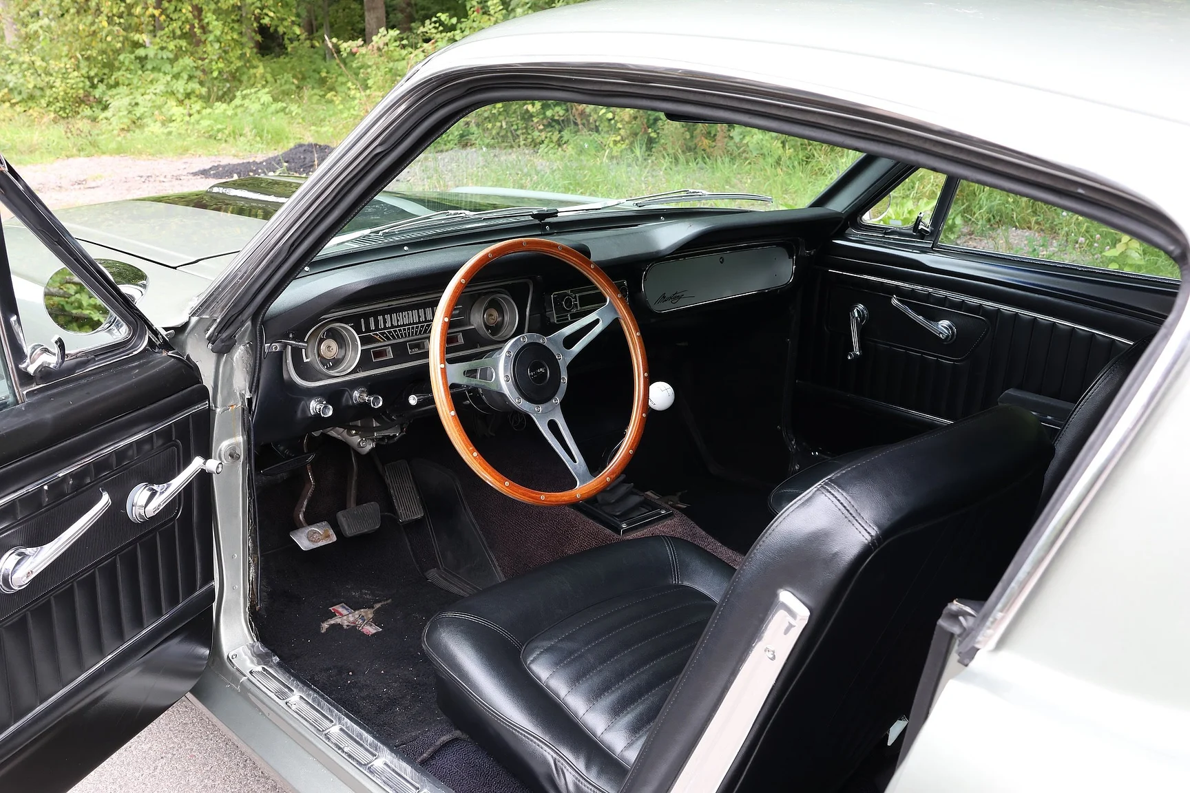 Interiörbild 1965 Ford Mustang Fastback Restomod (4)