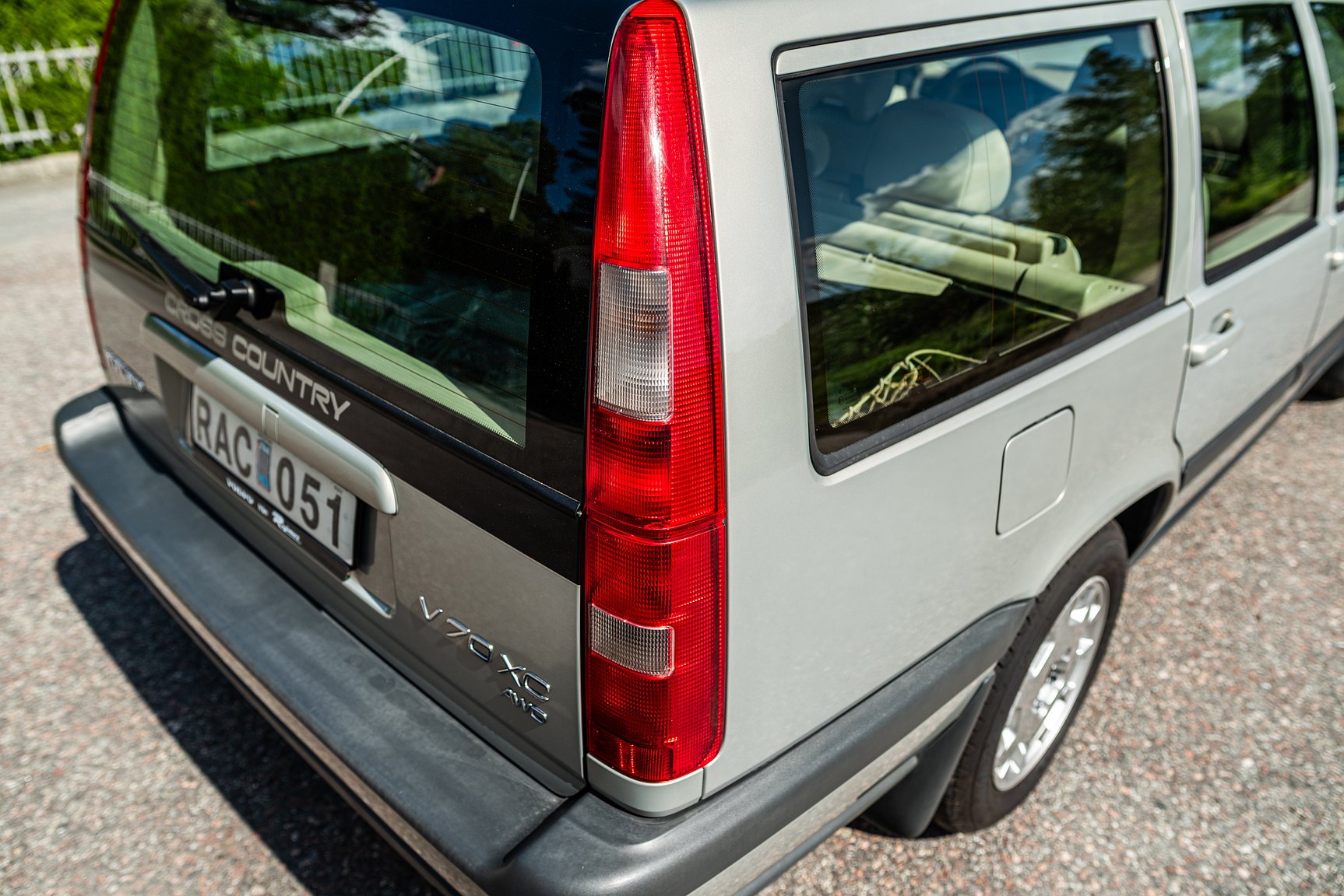 Exterior image of 2000 Volvo V70 XC 2.4 T AWD 