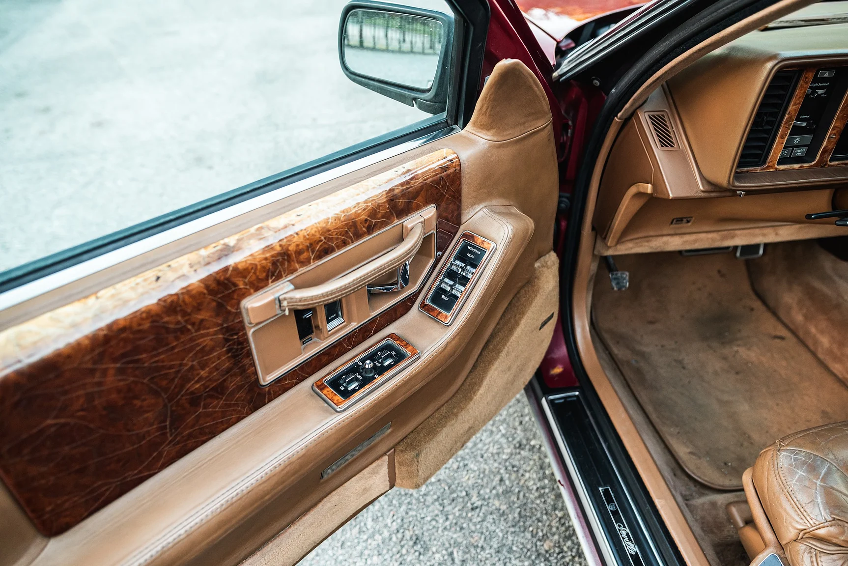 Interior image of 1989 Cadillac Seville (33)