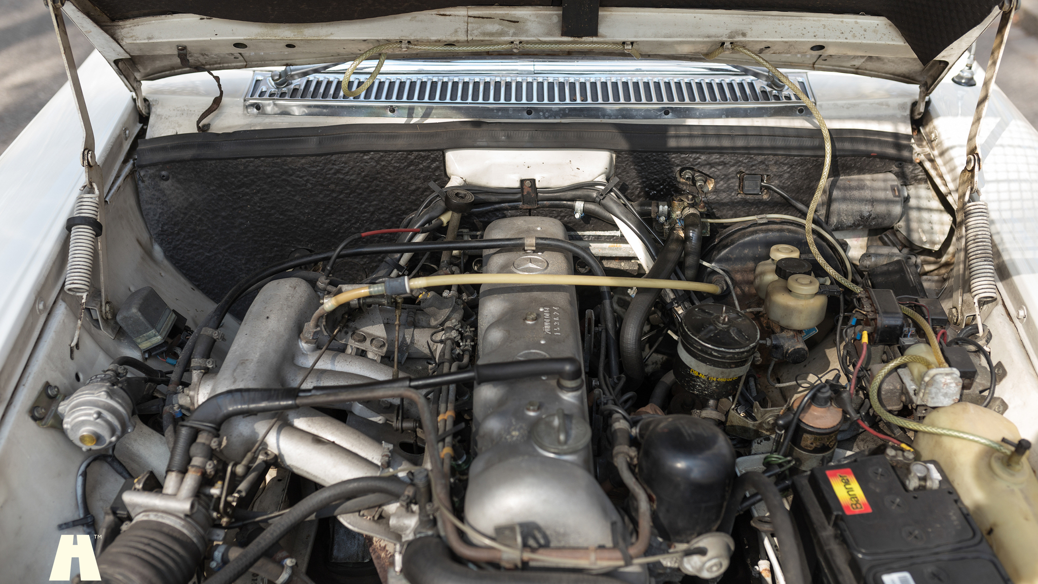 Image of 1970 Mercedes 250 CE mechanics