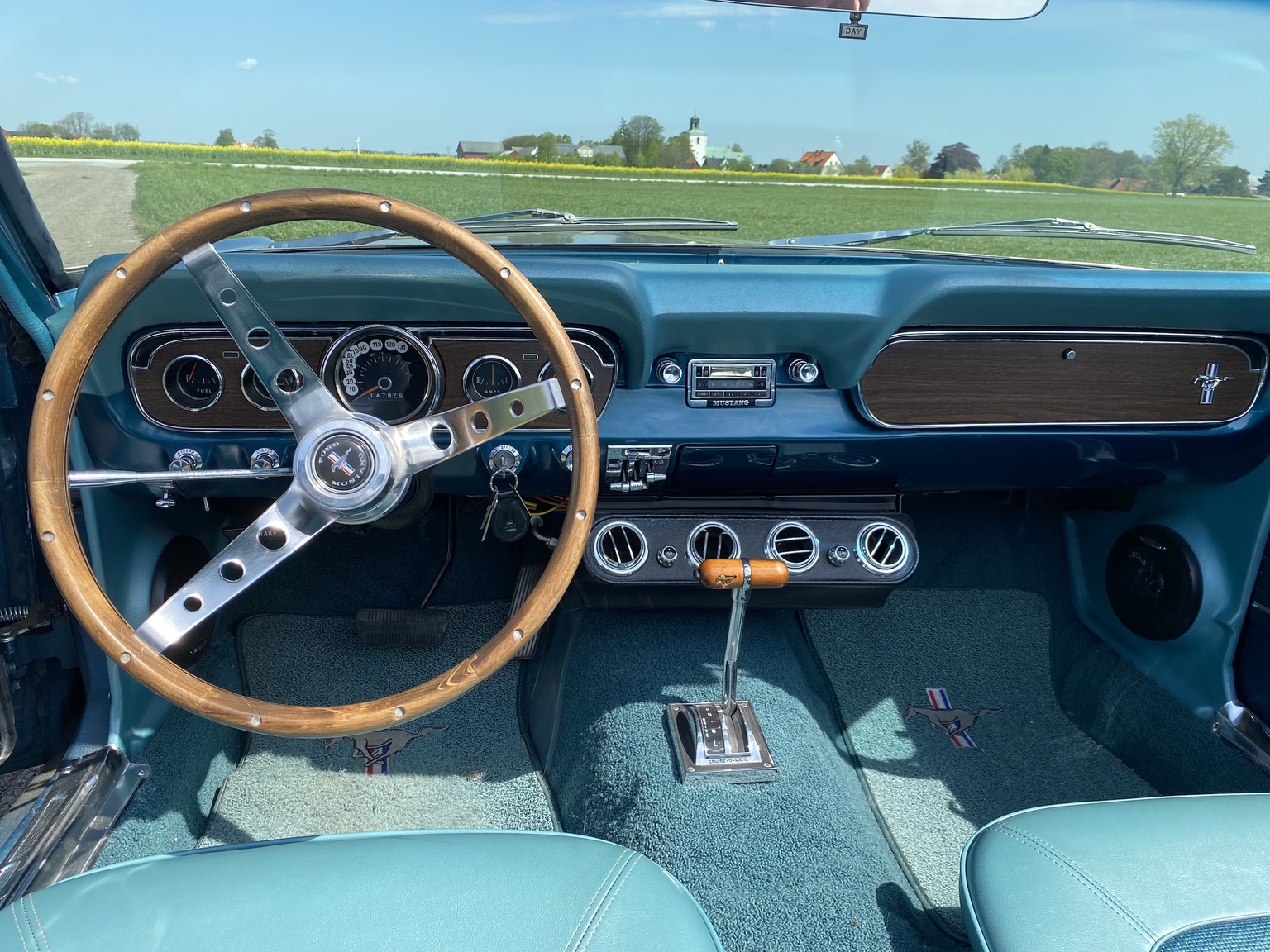 Interior image of 1966 Ford Mustang 289 Cabriolet (4)