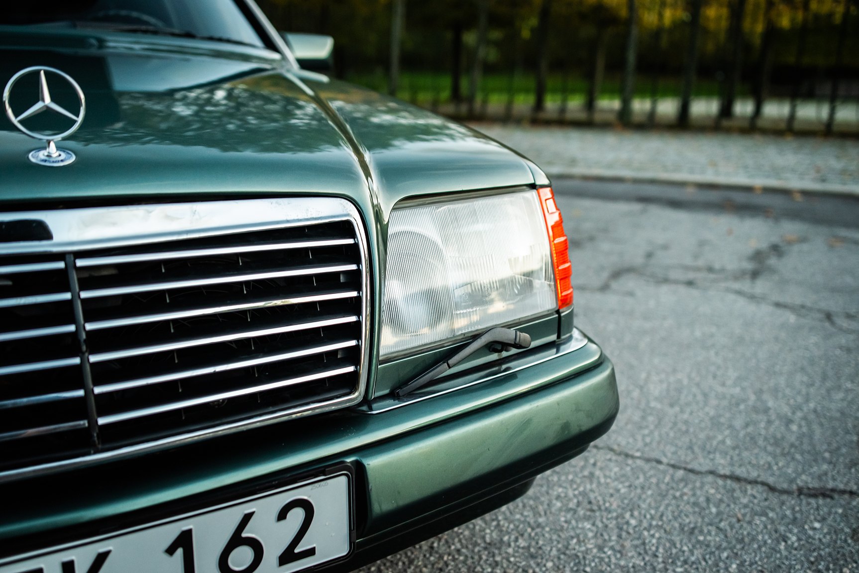 Exterior image of 1996 MERCEDES-BENZ E 320 T