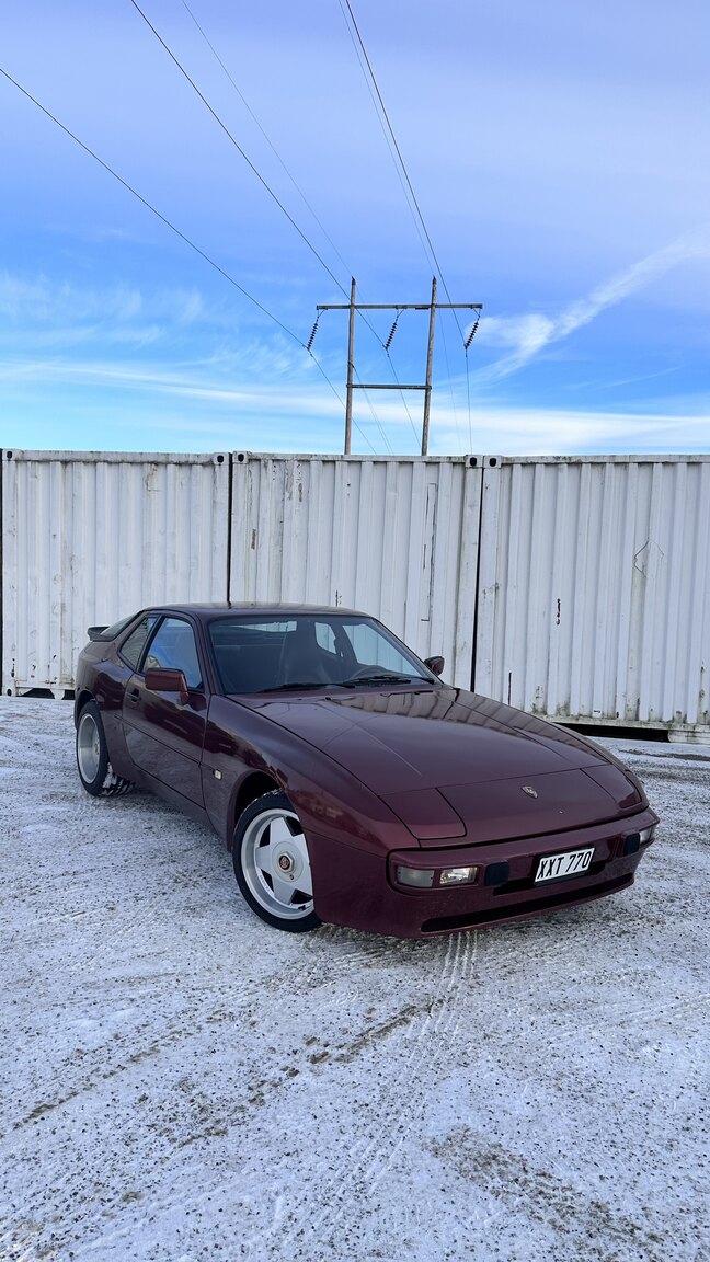 Exterior image of 1986 Porsche 944