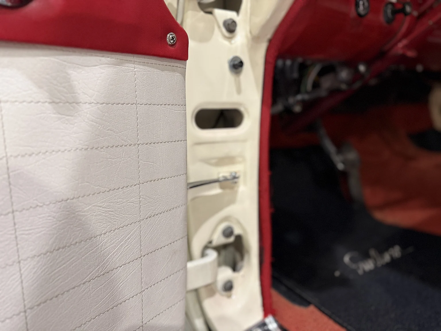 Interior image of 1956 Ford Fairlane Sunliner V8 5.1 (15)
