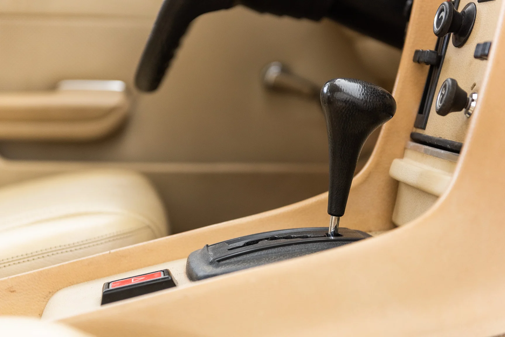 Interior image of 1975 Mercedes Benz 450 SLC (49)