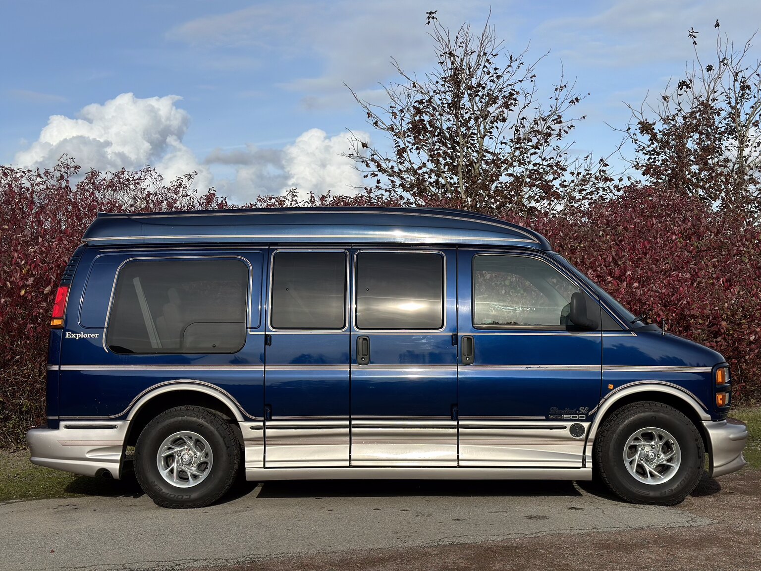Exteriörbild på 2000 GMC Savana G1500 Conversion Van