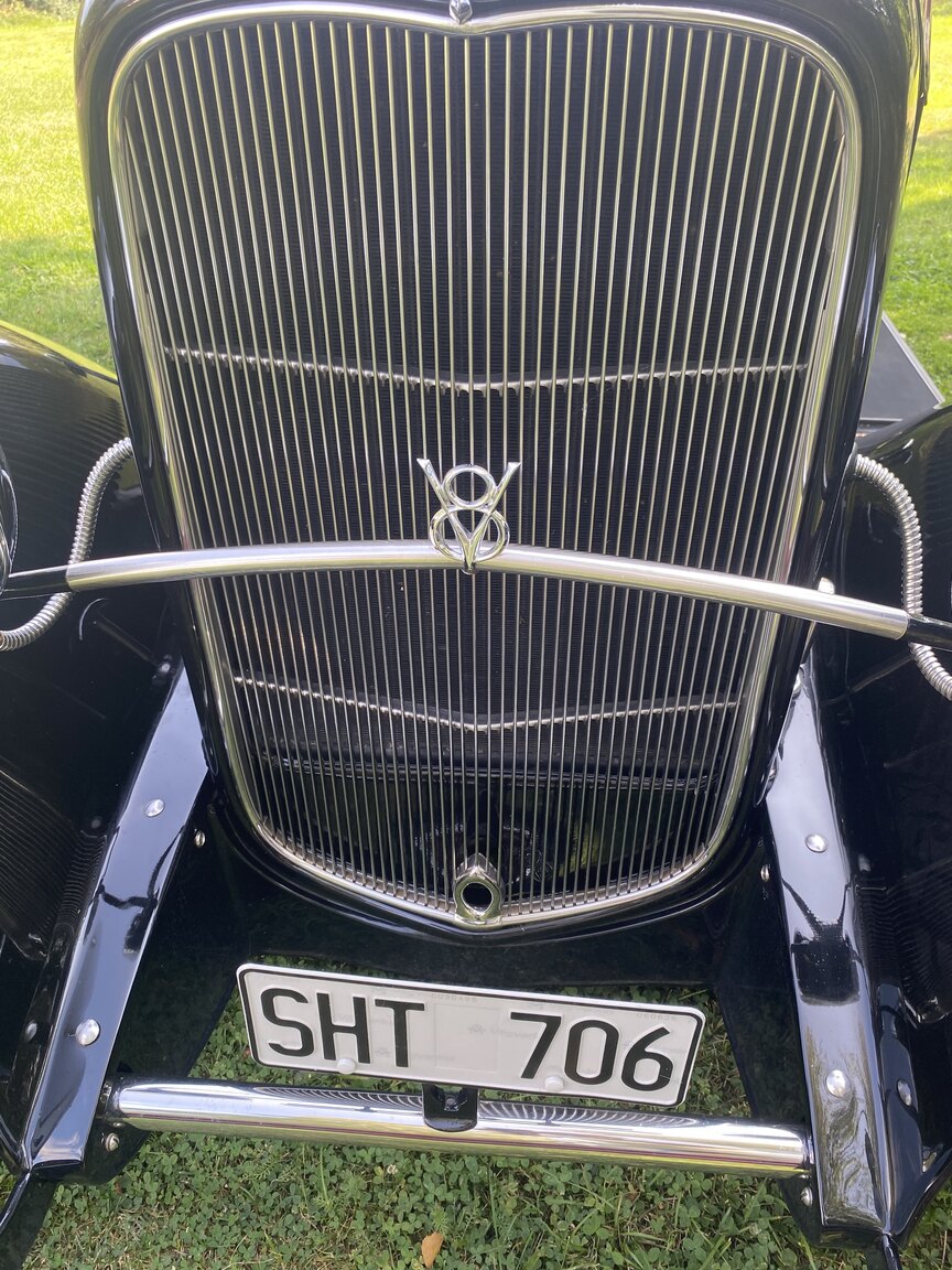 Exterior image of 1932 Ford 32 deuce sport coupé (Hot Rod)