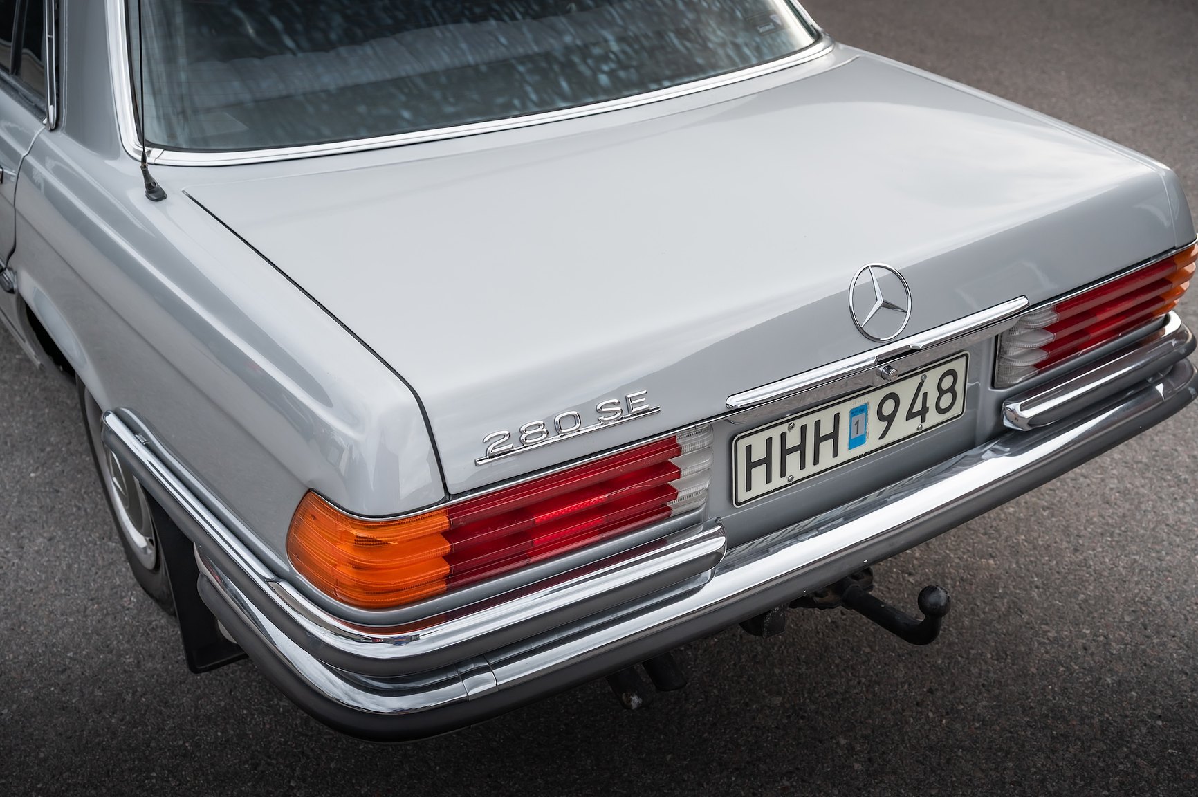 Exterior image of 1975 Mercedes-Benz 280 SE 