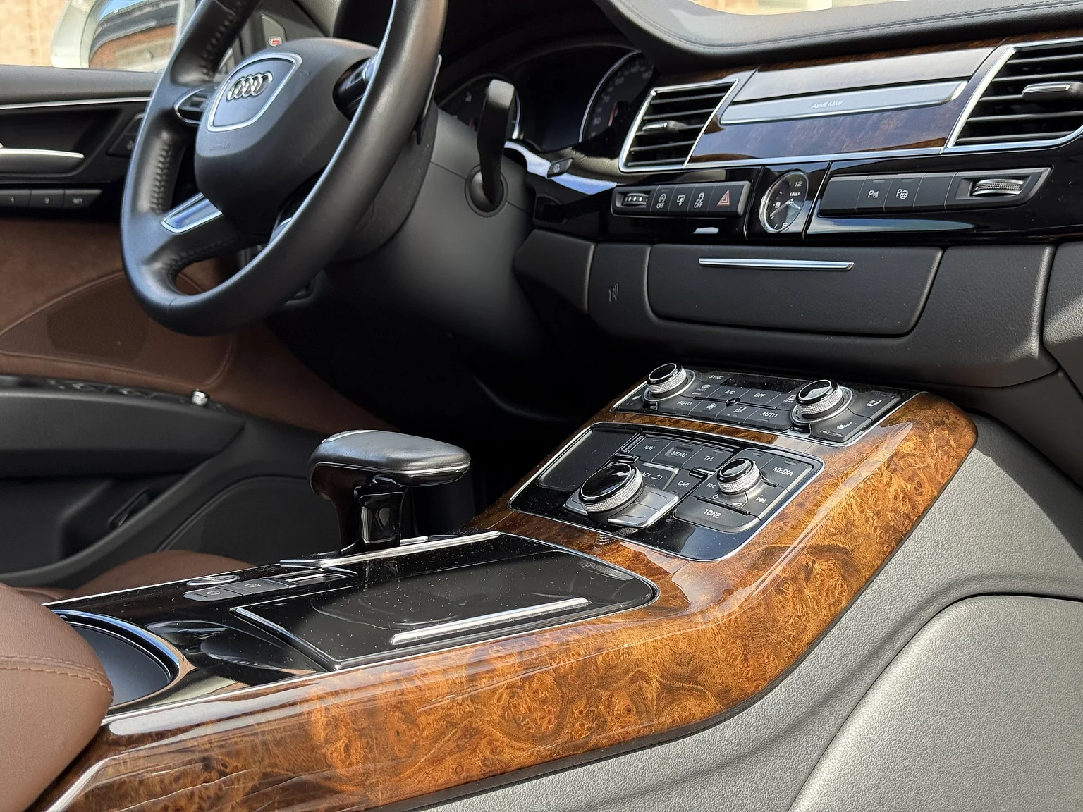Innenraumfoto von 2014 Audi A8 4.0 TFSI (106)