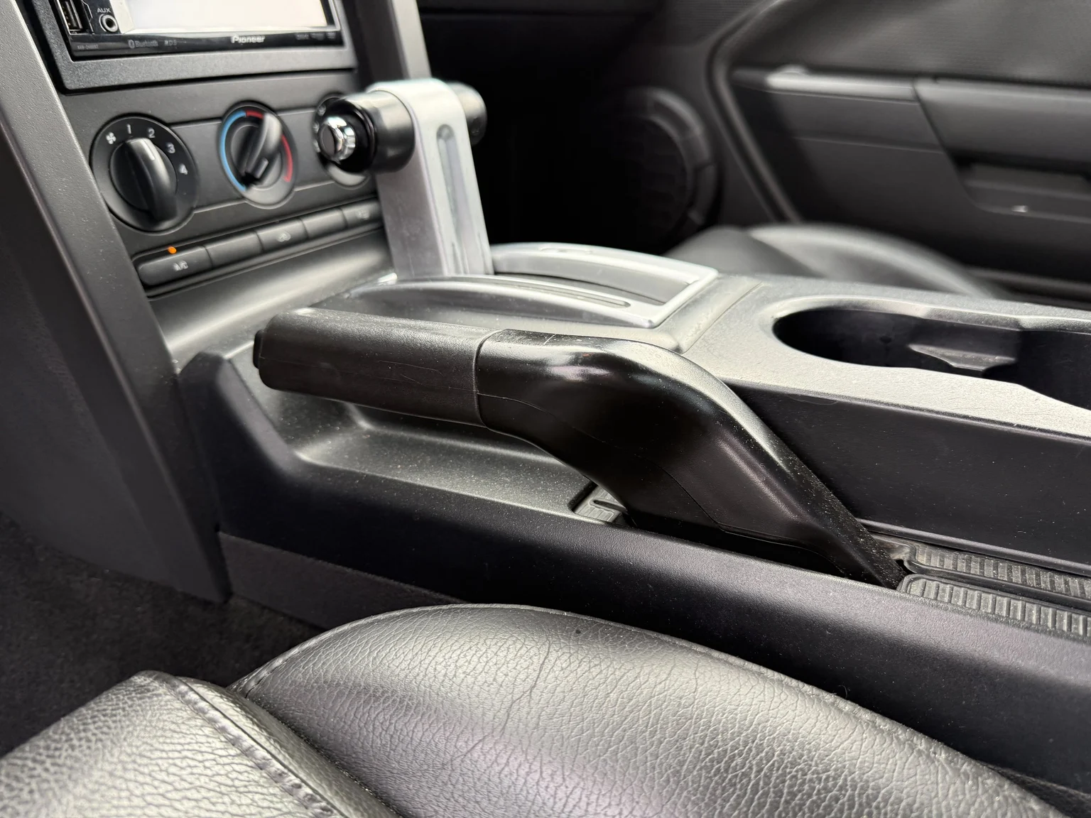 Innenraumfoto von 2006 Ford Mustang GT (26)