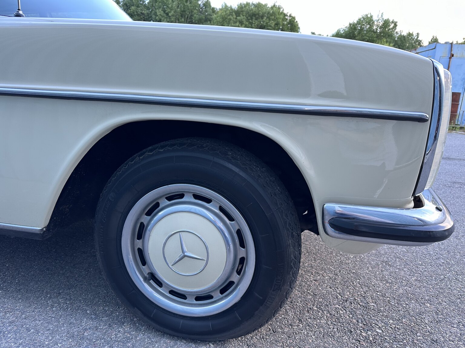Aussenfoto 1974 Mercedes Benz 230.6