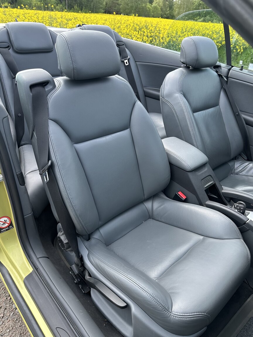 Interior image of 2004 SAAB 9.3 Aero Convertible 2.0T
