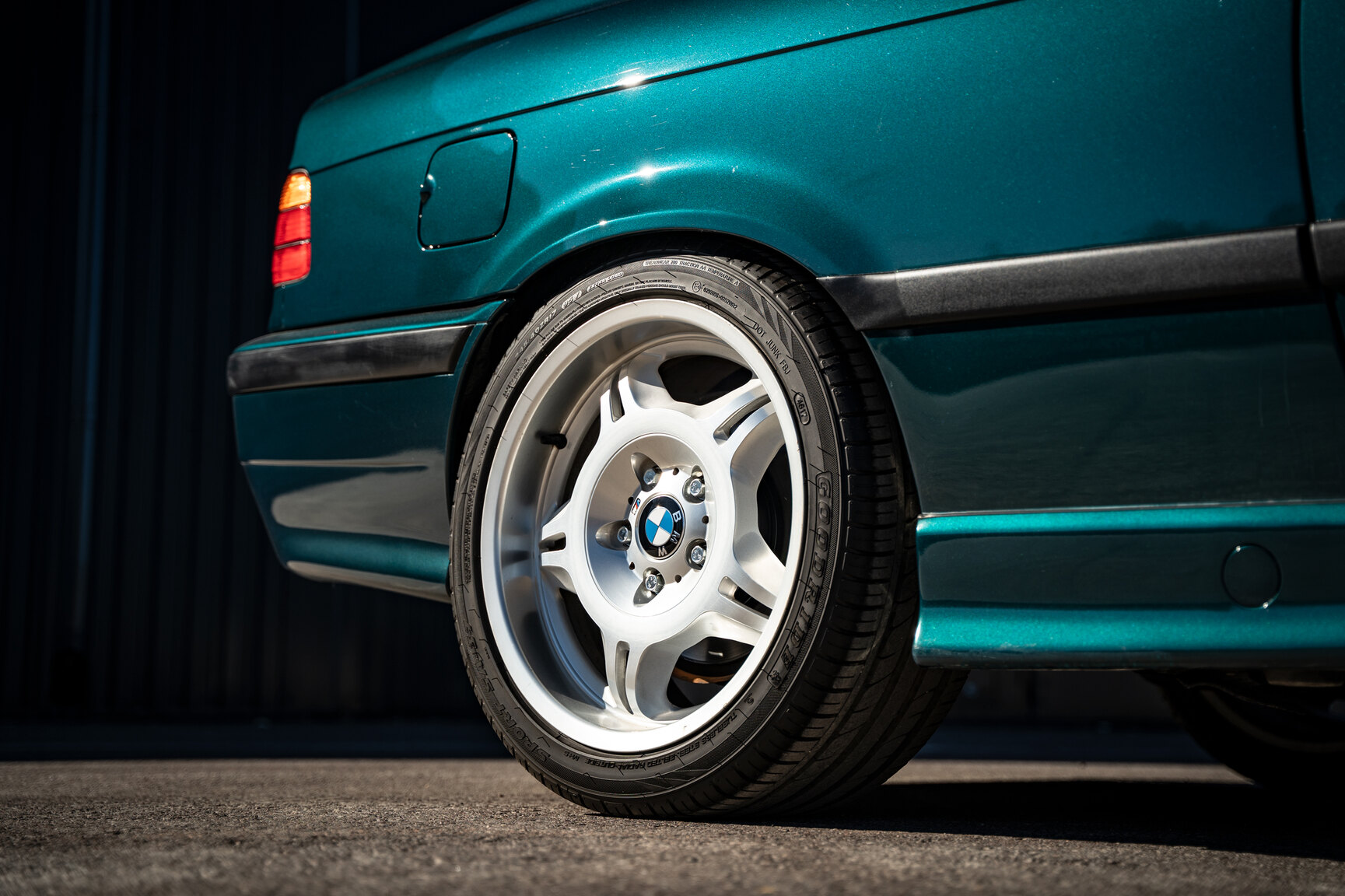 Exteriörbild på 1995 BMW 325i Coupé AVUS Edition "No Reserve Auction"