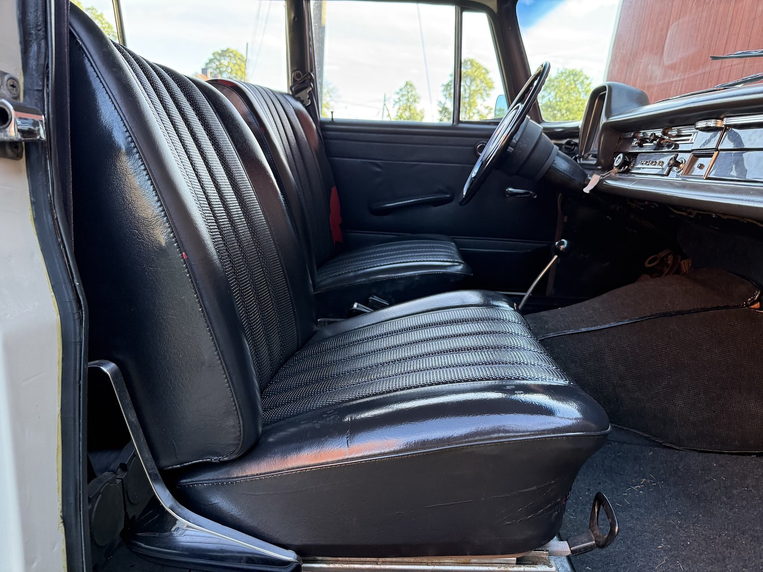 Interiörbild 1967 Mercedes-Benz 200D Safari