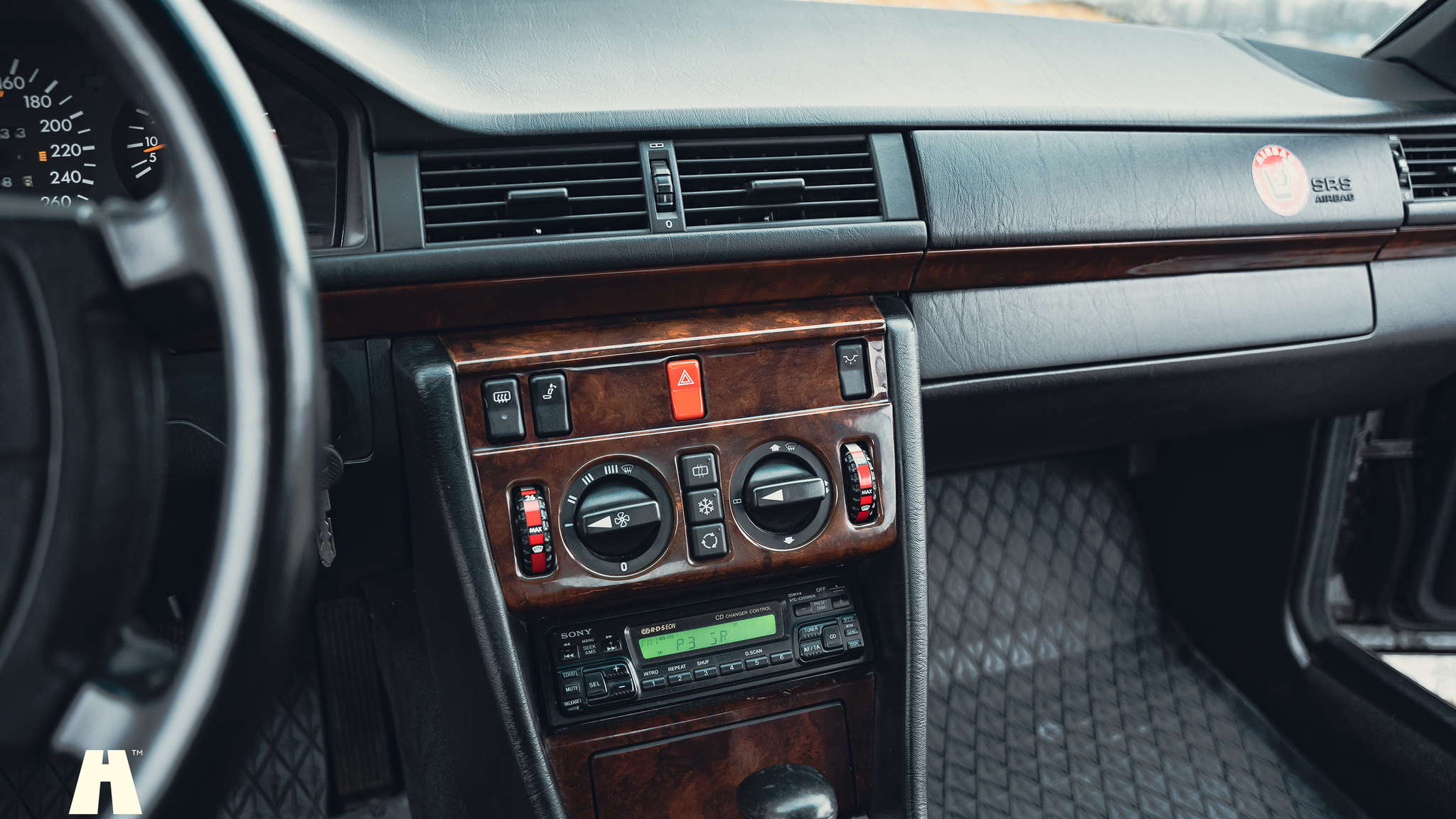 Interiörbild 1990 Mercedes 300 CE-24