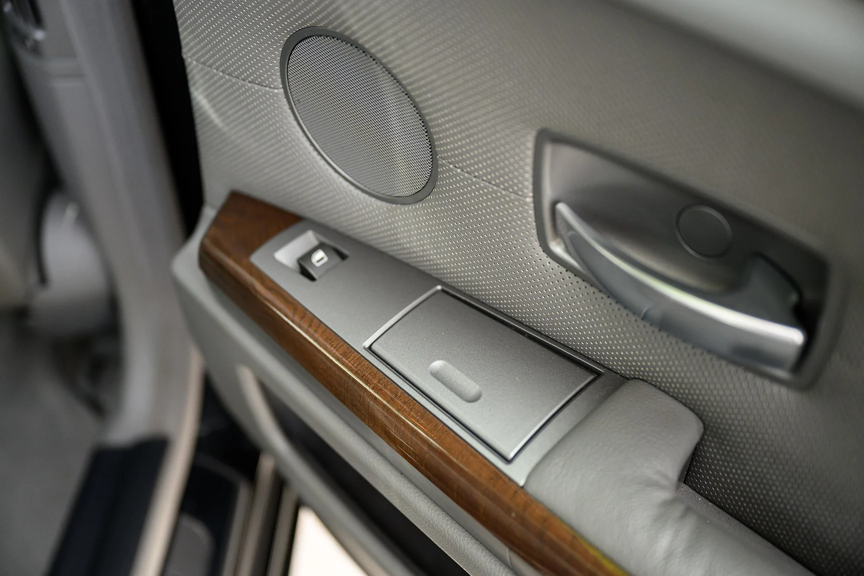 Interior image of 2001 BMW 745i (52)