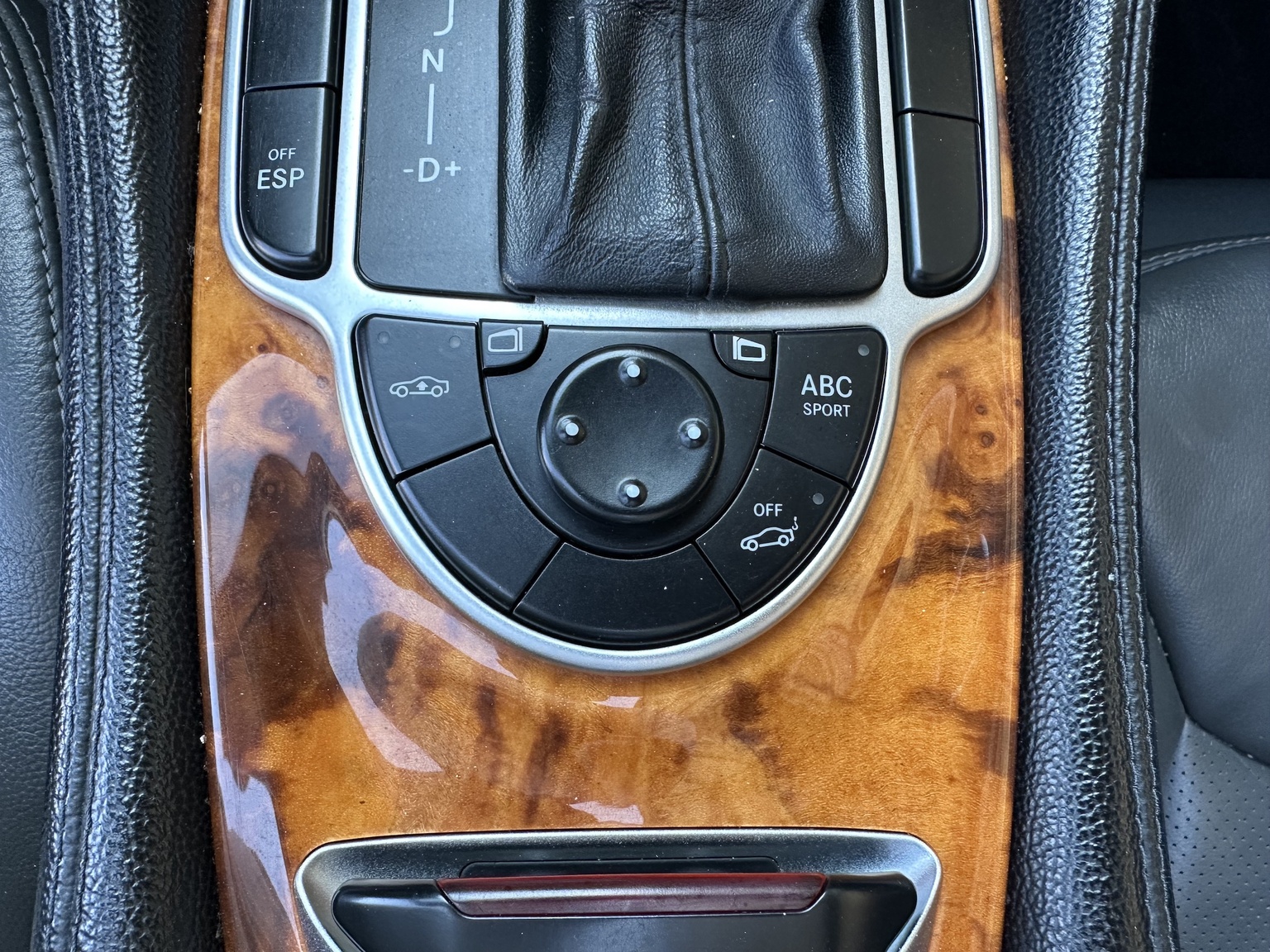 Innenraumfoto von 2002 Mercedes SL 500 (21)