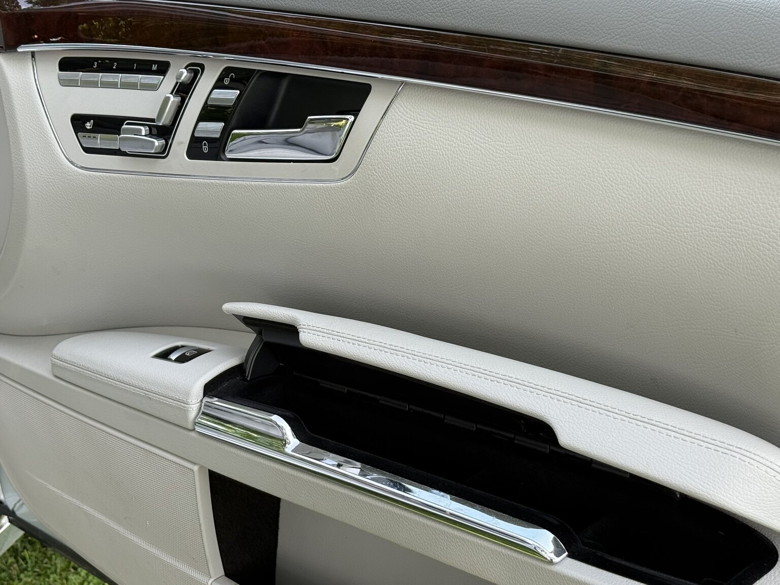 Interior image of 2011 Mercedes-Benz S 500 4MATIC 