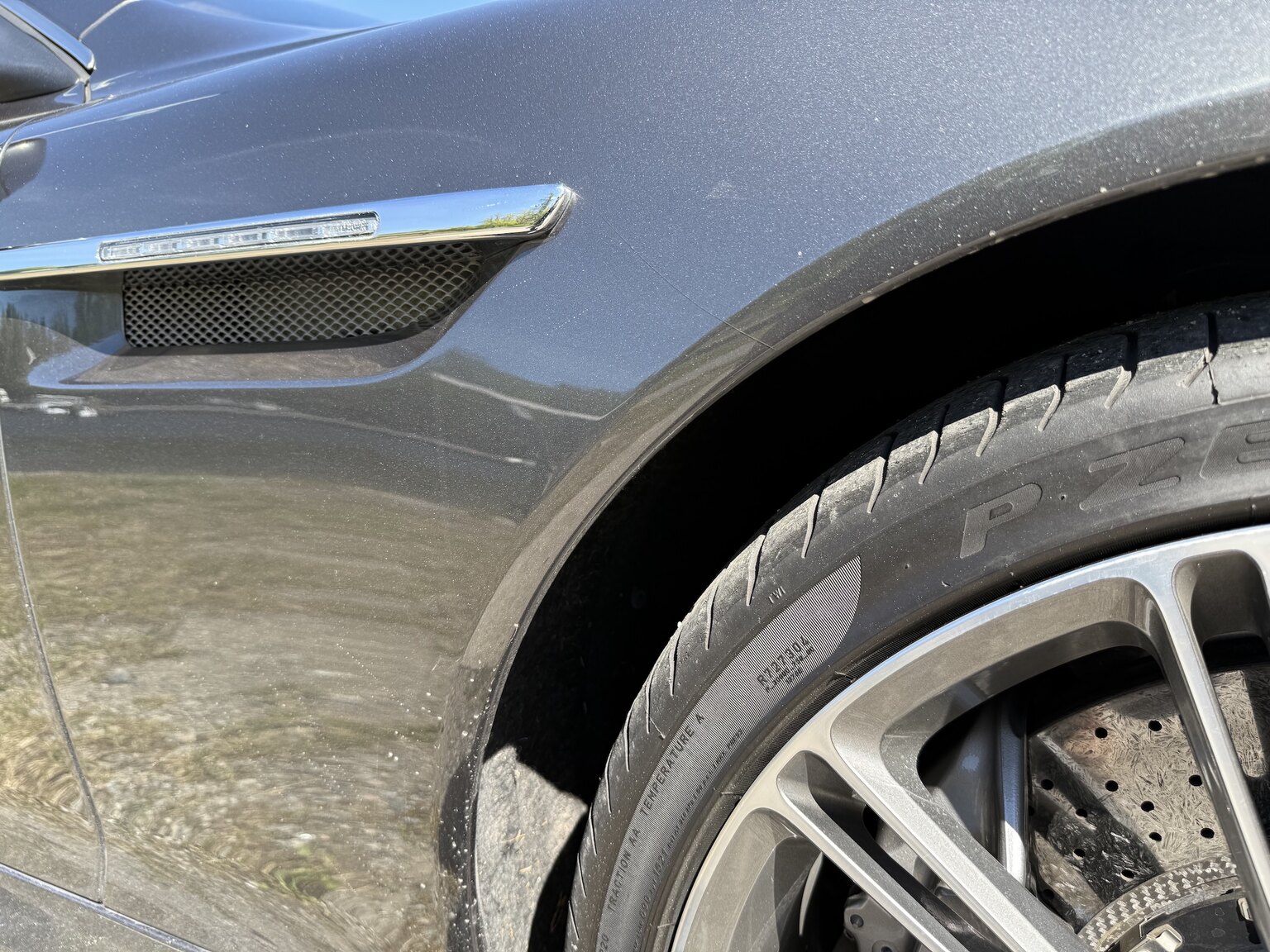 Exteriörbild på 2015 Aston Martin DB9 Volante