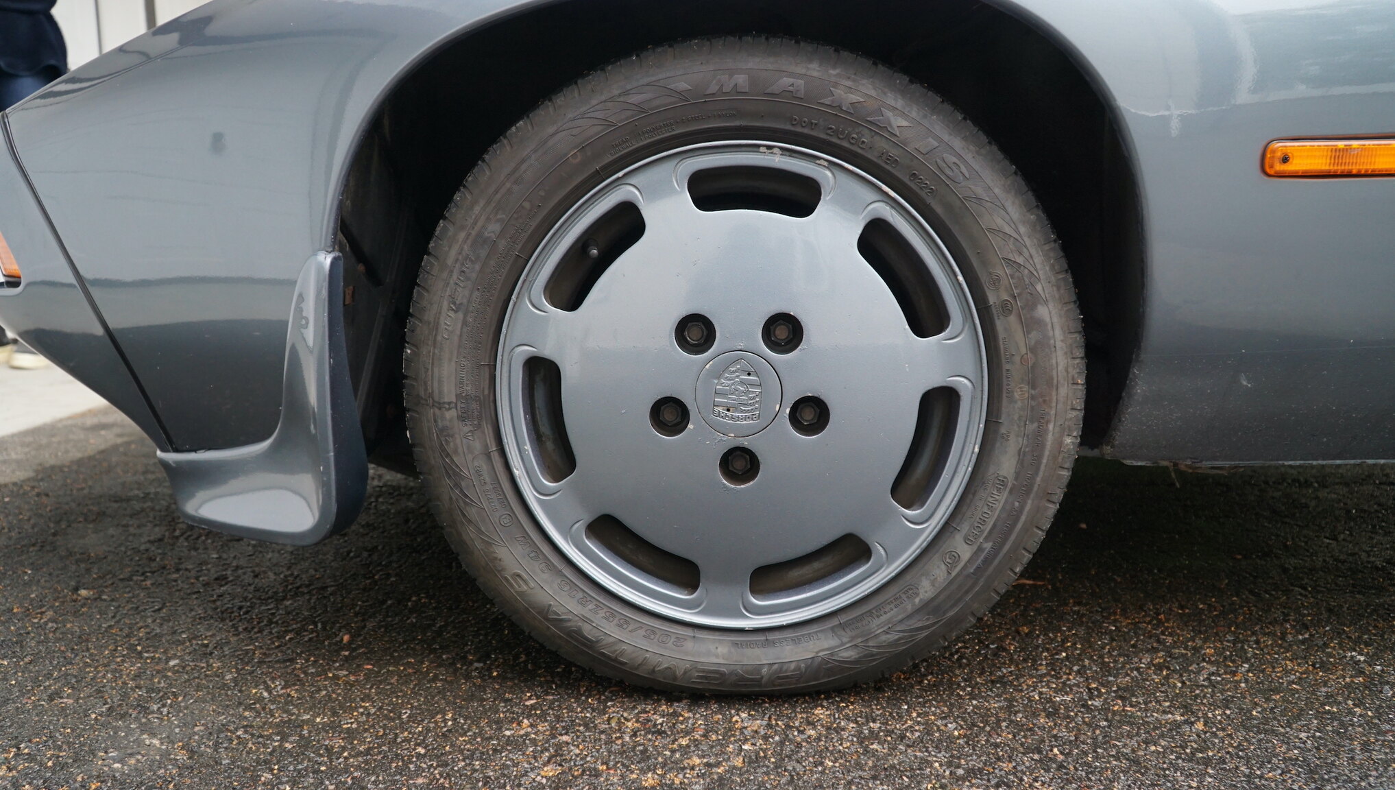 Exterior image of 1983 Porsche 928S (85)