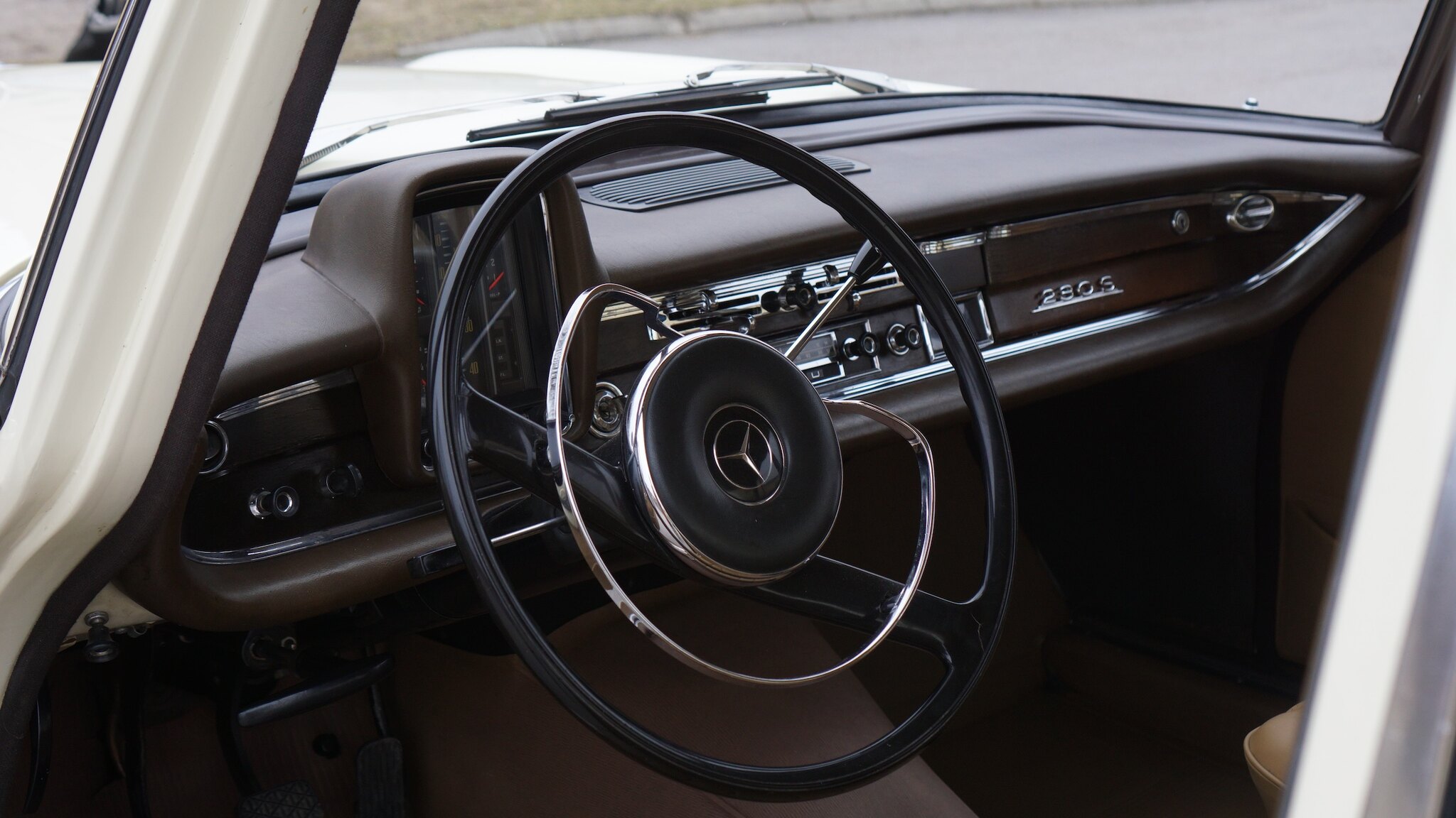 Interior image of 1966 Mercedes-Benz 230 S