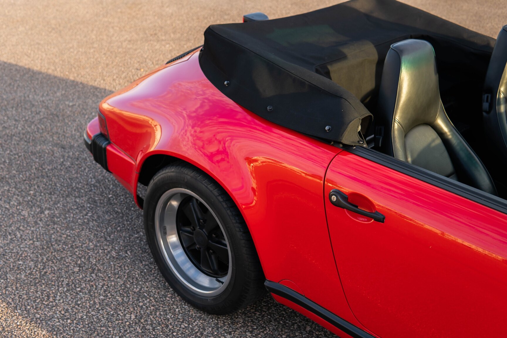 Exteriörbild på 1987 Porsche 911 Carrera Cab 3.2